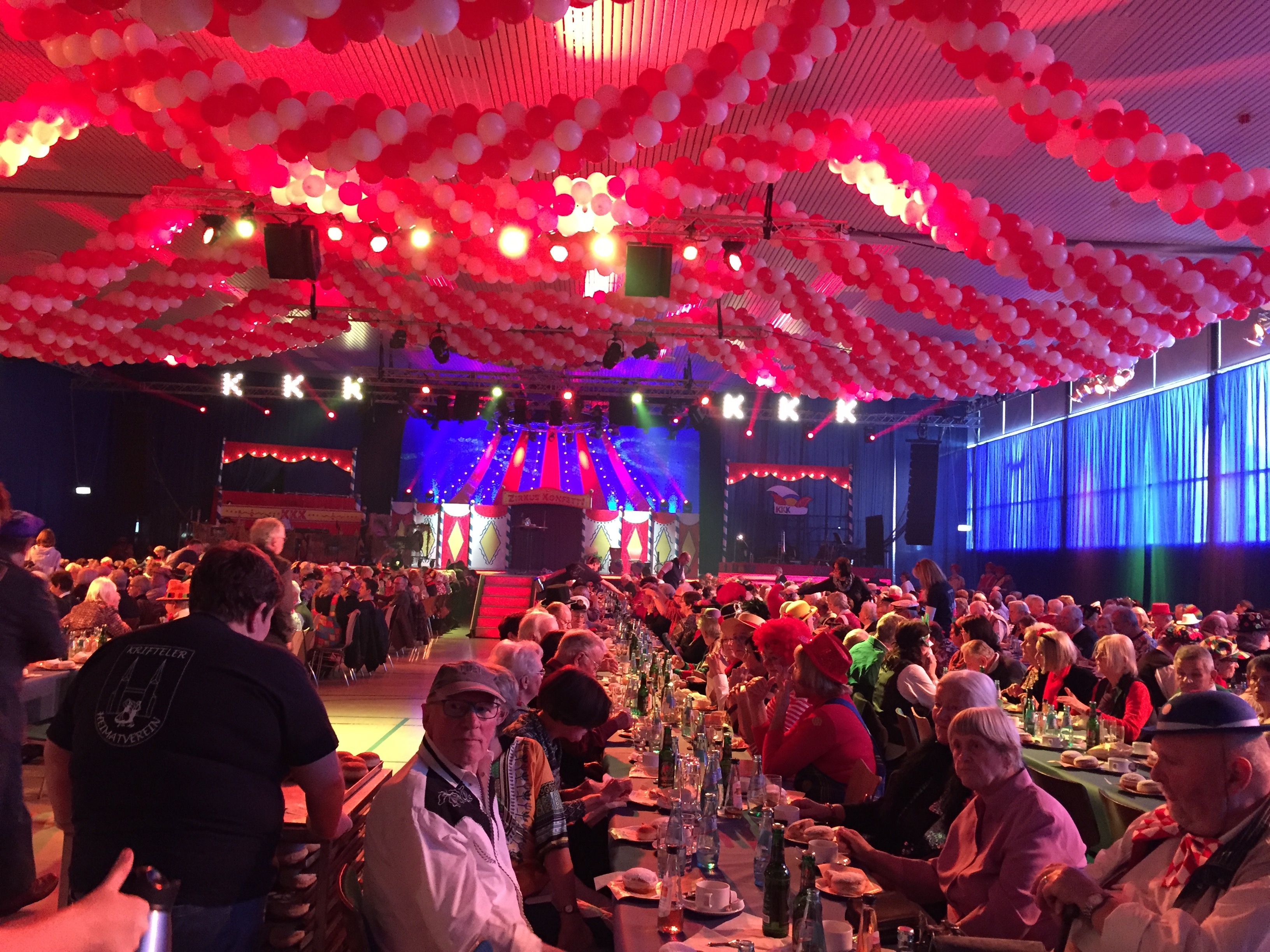 850 fröhliche SEnioren in einer toll geschmückten Halle.