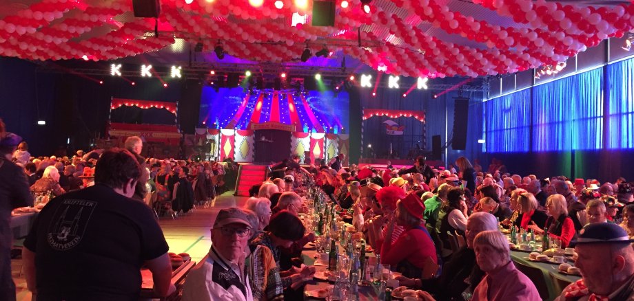 800 Senioren in der wie ein Zirkuszelt geschmückten Schwarzbachhalle.