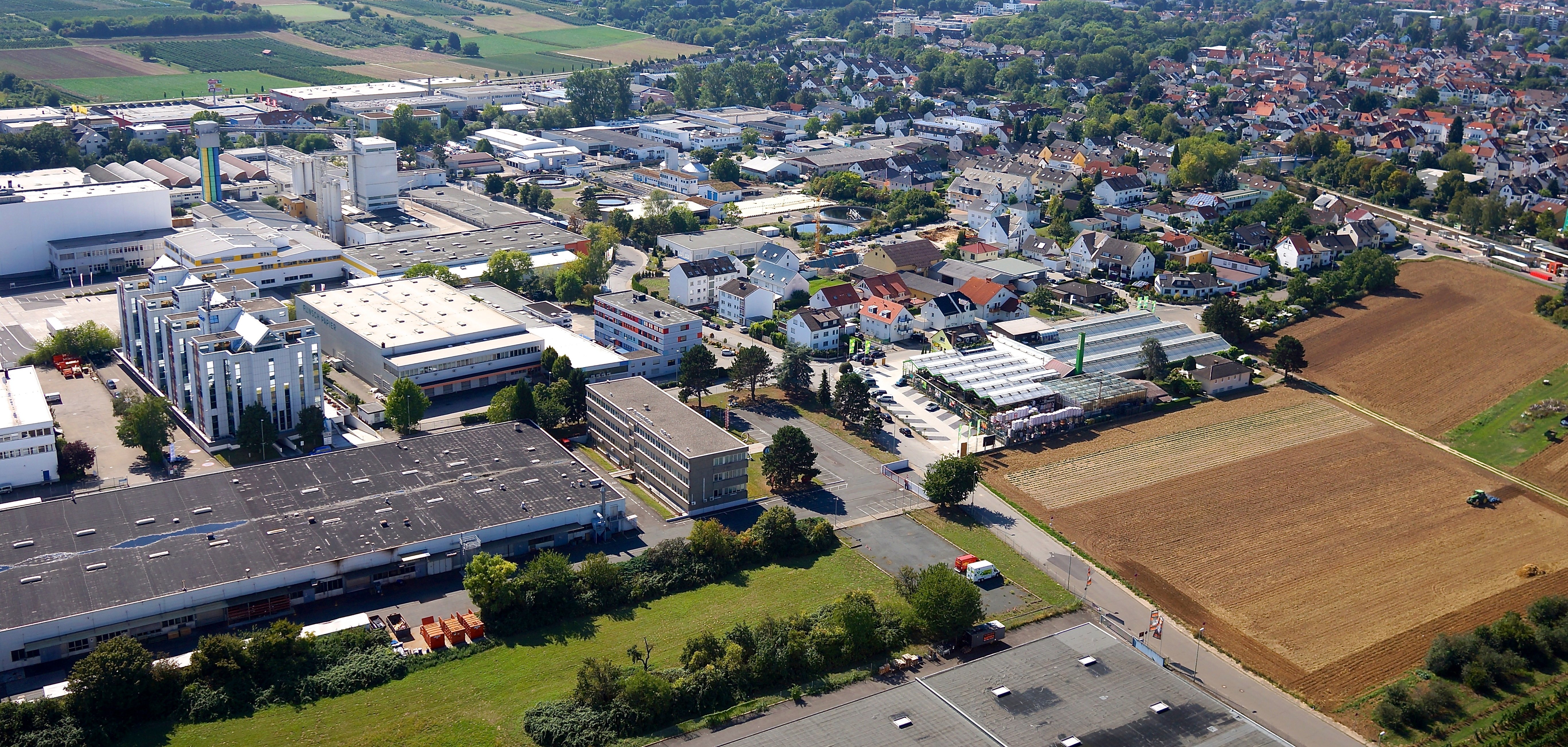 Kriftel von oben: Hier sieht man einen Teil der Fläche zwischen Bahnhof und heutigem Gewerbegebiet.