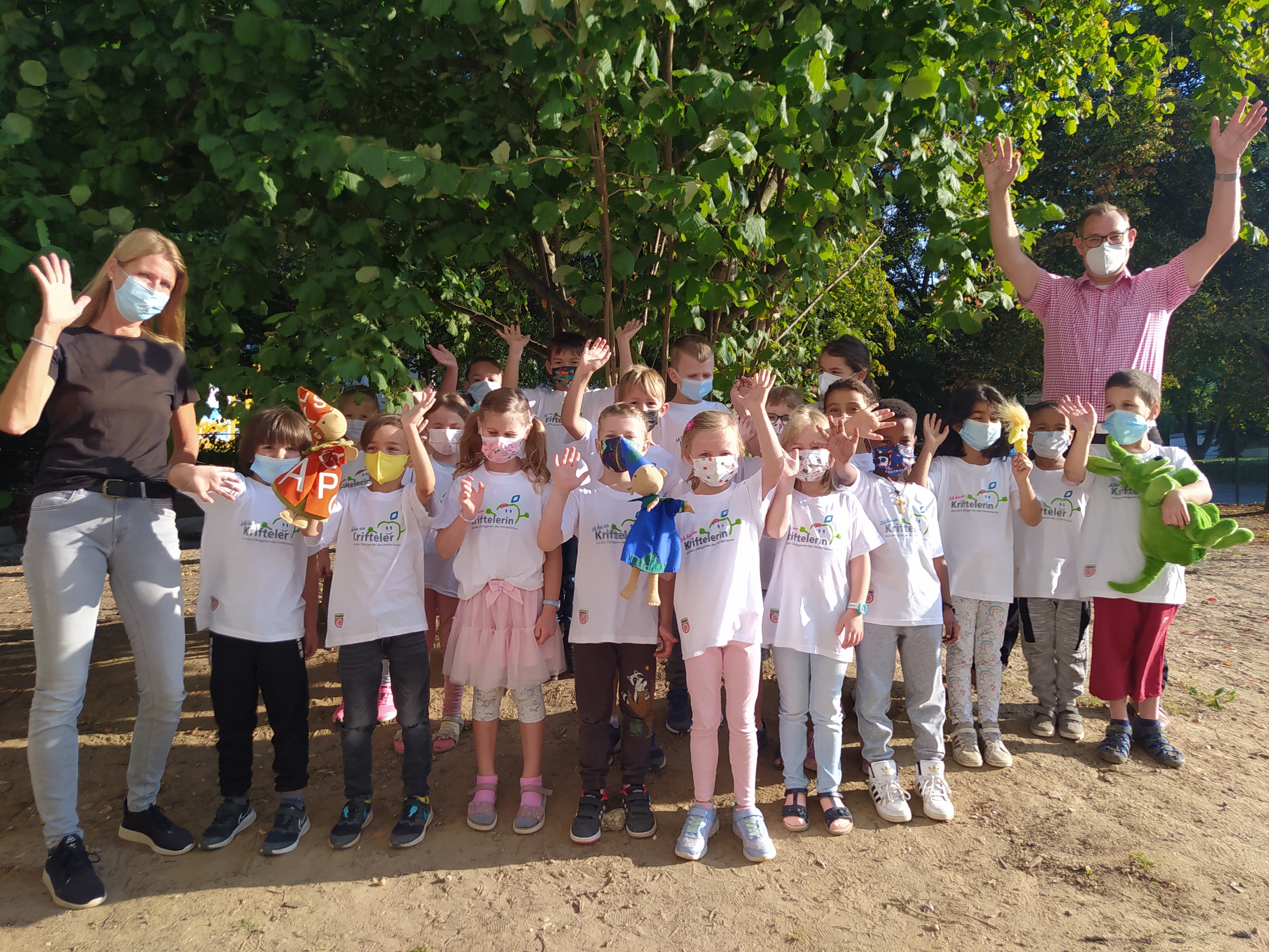 Bürgermeister mit Schulkalsse in Kriftel-Shirts.