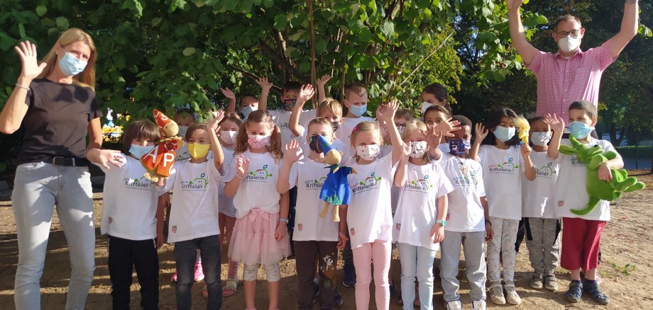 Bürgermeister mit Schulkalsse in Kriftel-Shirts.
