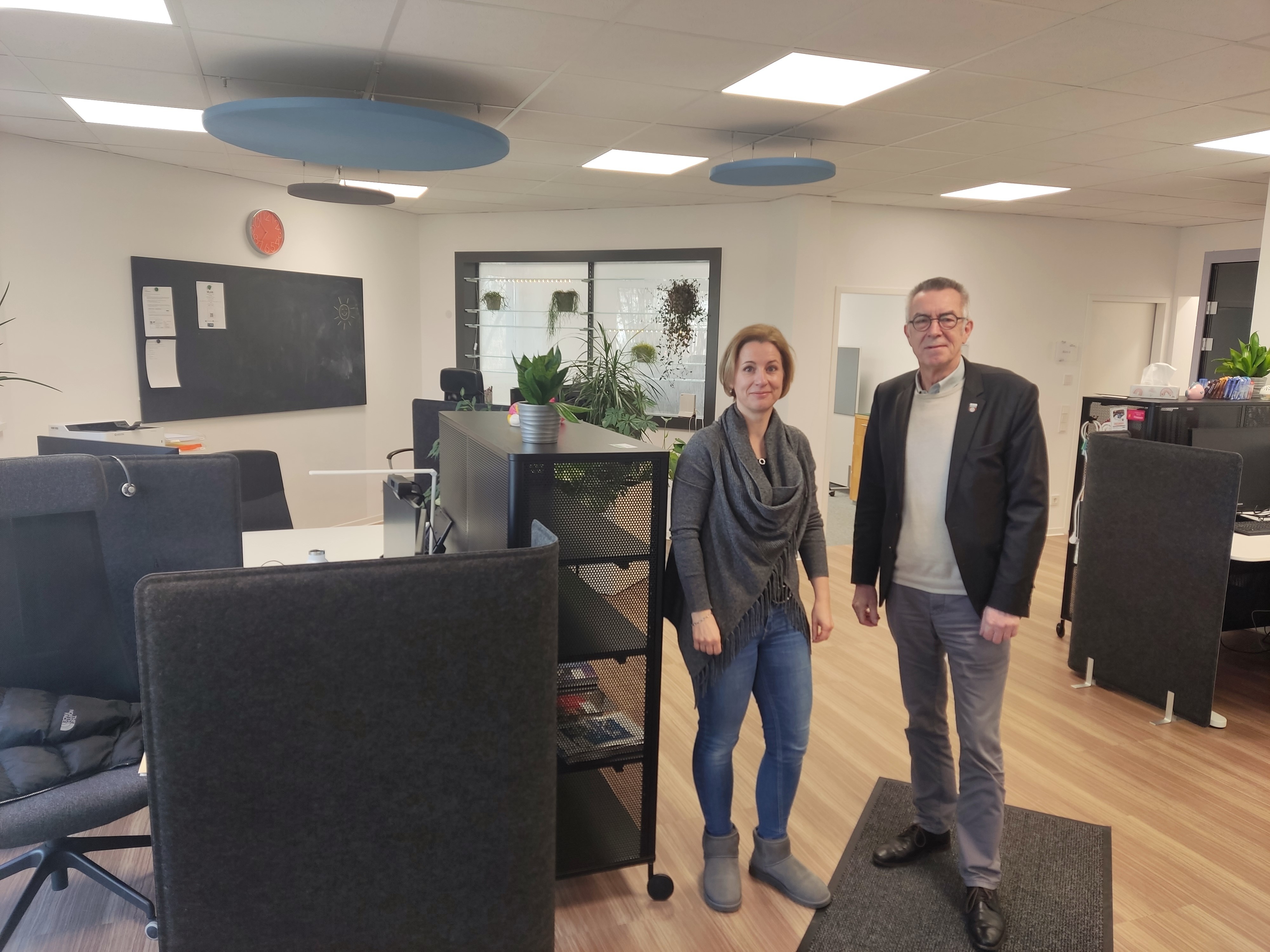 Jirasek und Antje Mertig im Großraumbüro.