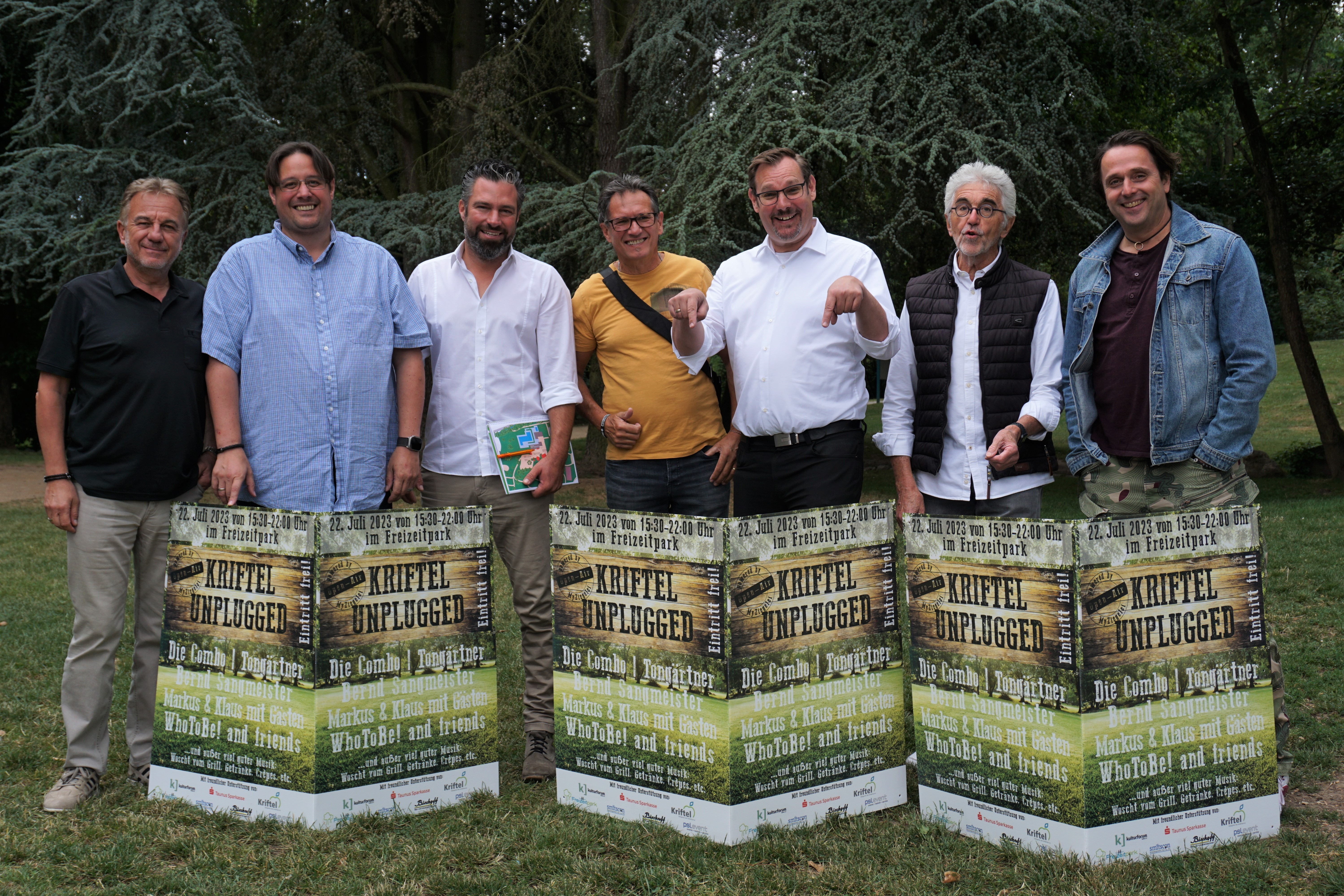 Das Orgateam mit Plakaten.