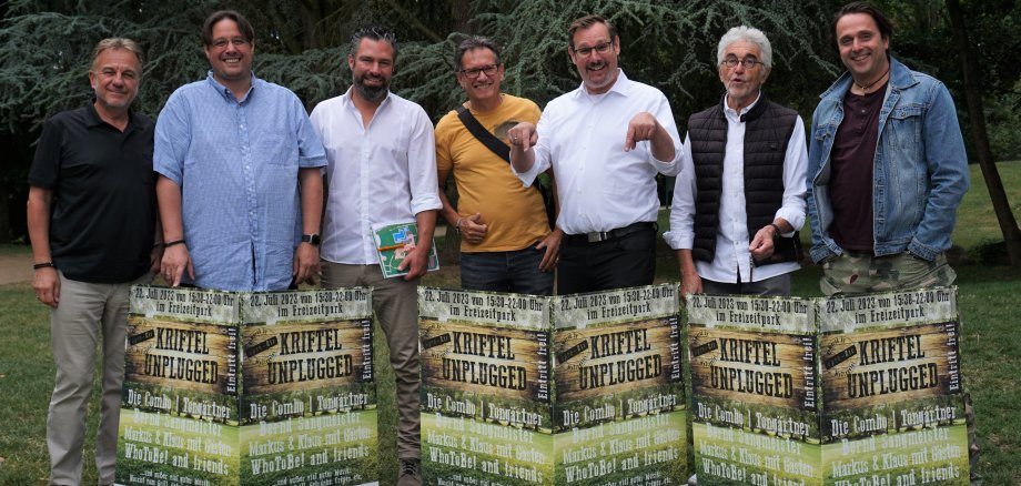 Das Orgateam mit Plakaten.