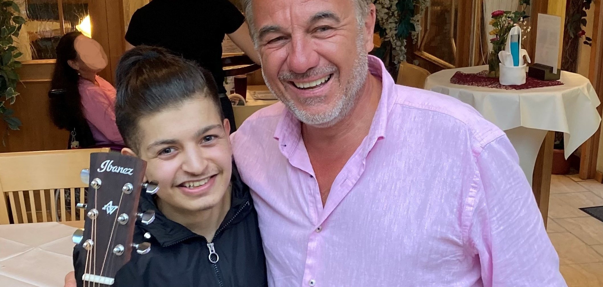 Ralf Engler und Mahdi Ahmadi mit neuer Gitarre.