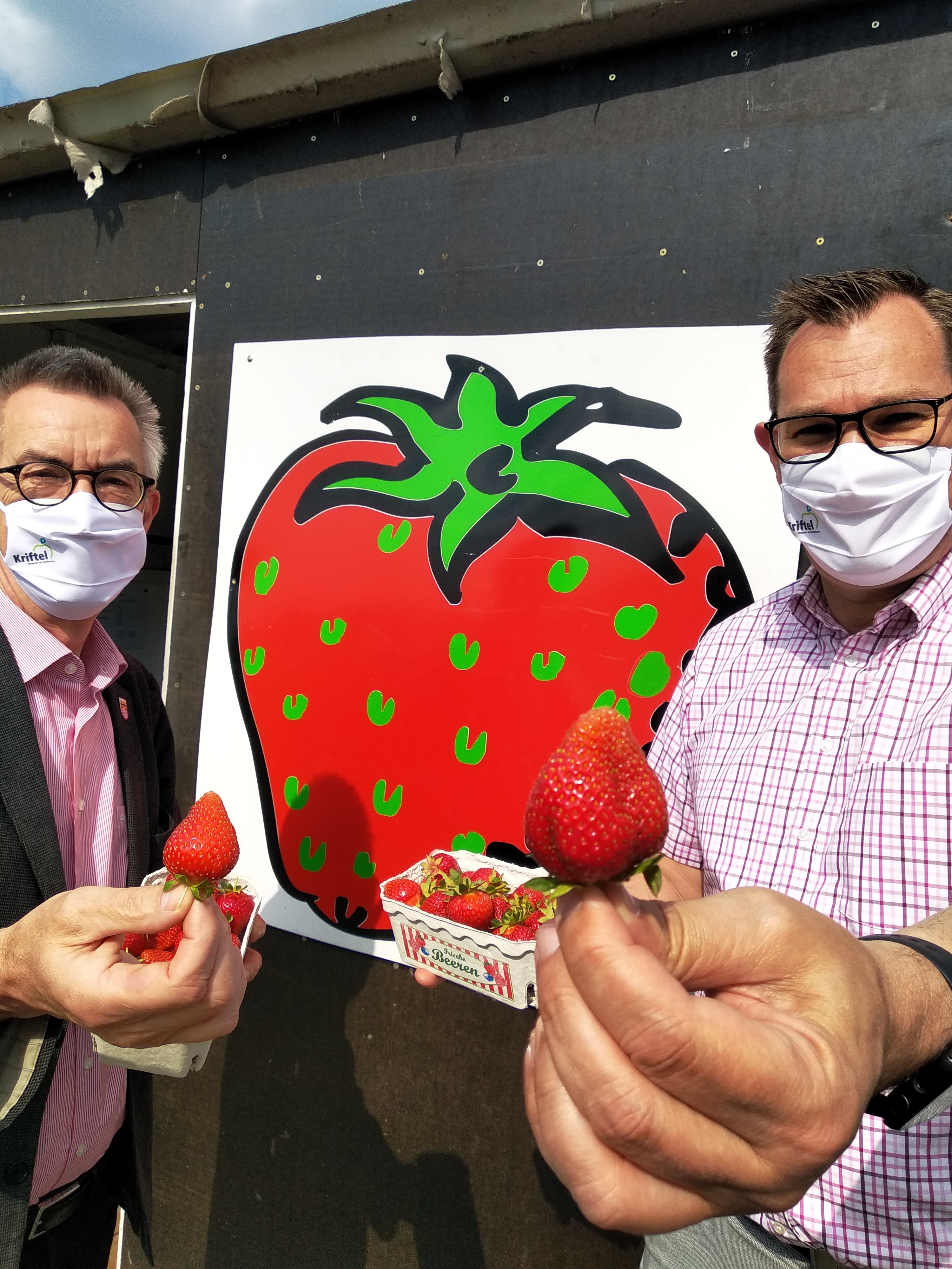 Jirasek und Seitz mit Erdbeeren.