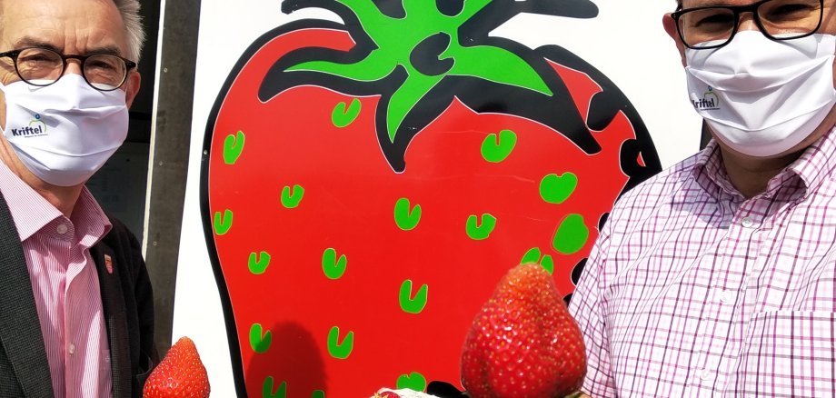 Jirasek und Seitz mit Erdbeeren.
