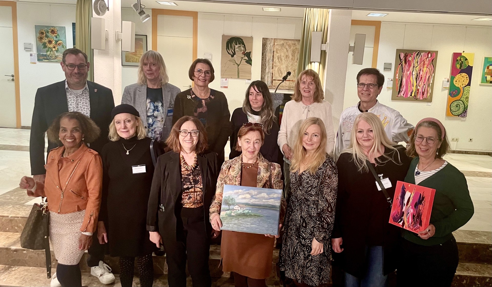 Gruppenbild der ausstellenden Künstler.