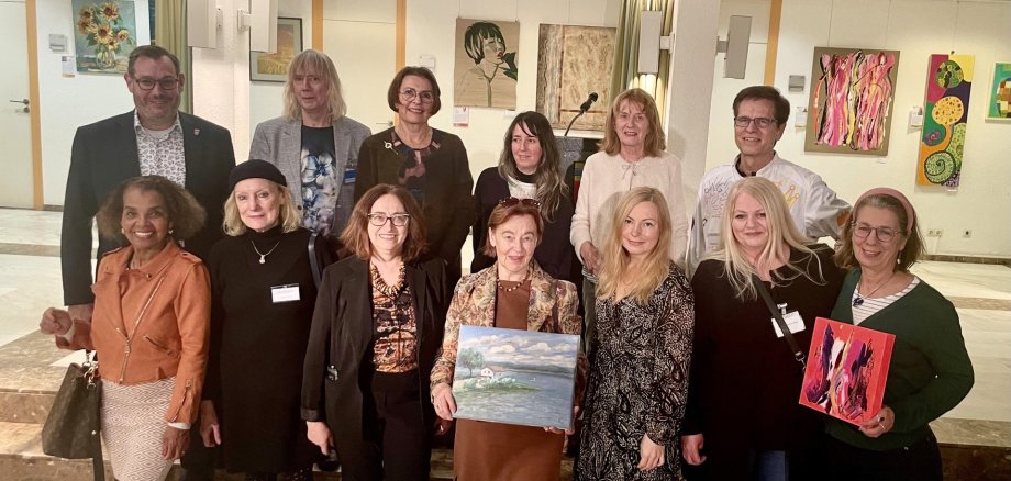 Gruppenbild der ausstellenden Künstler.