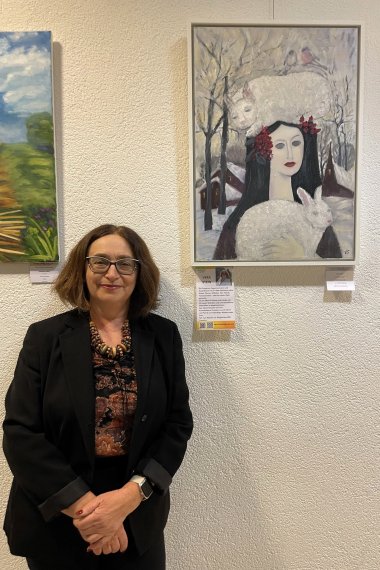 Vera Stein neben ihrem Kunstwerk.