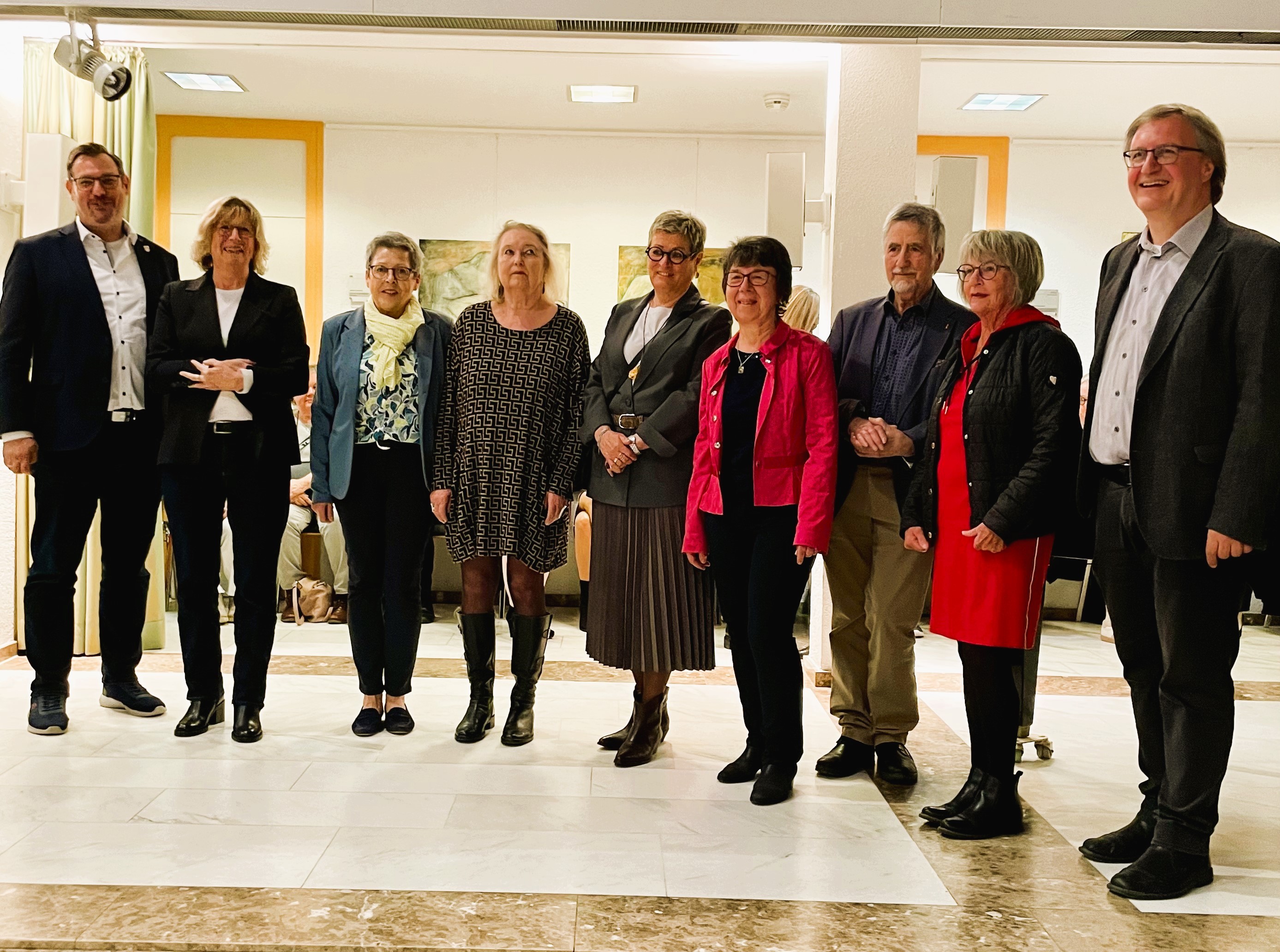 Die Künstler im Rathaus bei der Vernissage.