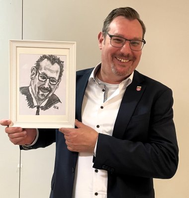 Bürgermeister SEitz mit einen Porträt von sich.