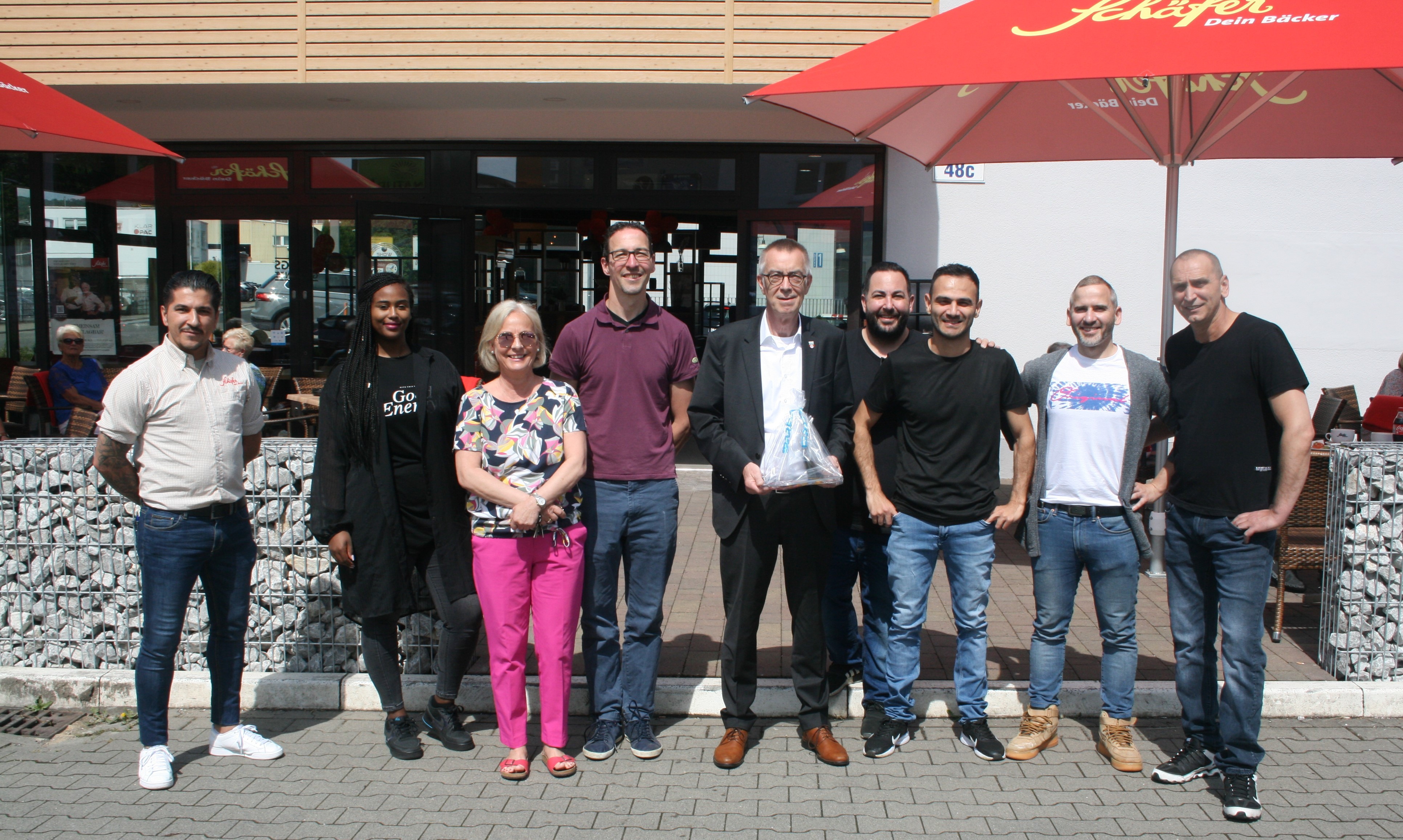 Die neuen Pächter mit Franz Jirasek vor dem Bäcker.