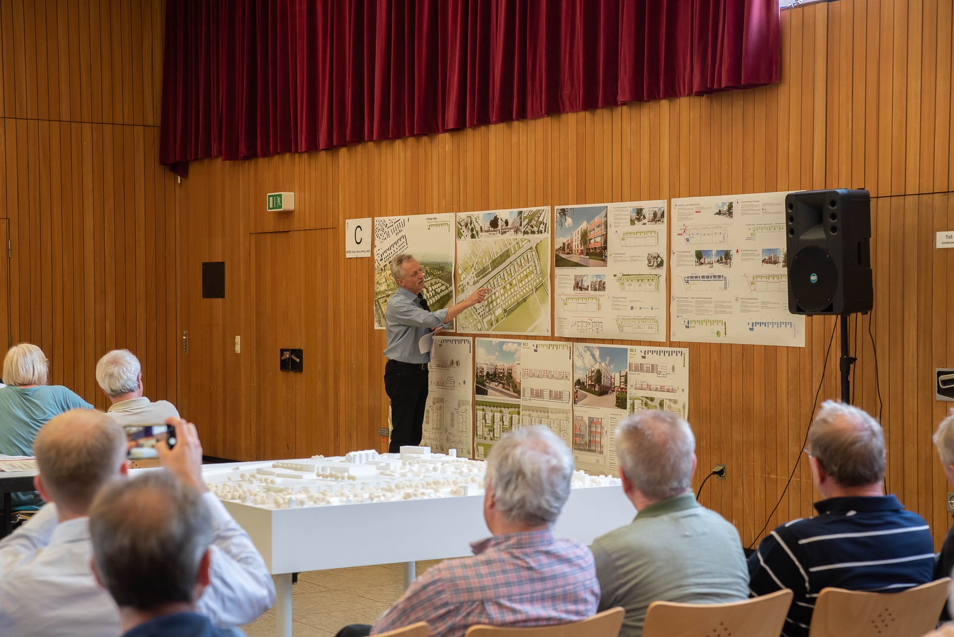 Der Leiter des Bewertungsgremiums erläutert anhand großer Pläne die Vorschläge für das Gebiet Krifteler Wäldchen.