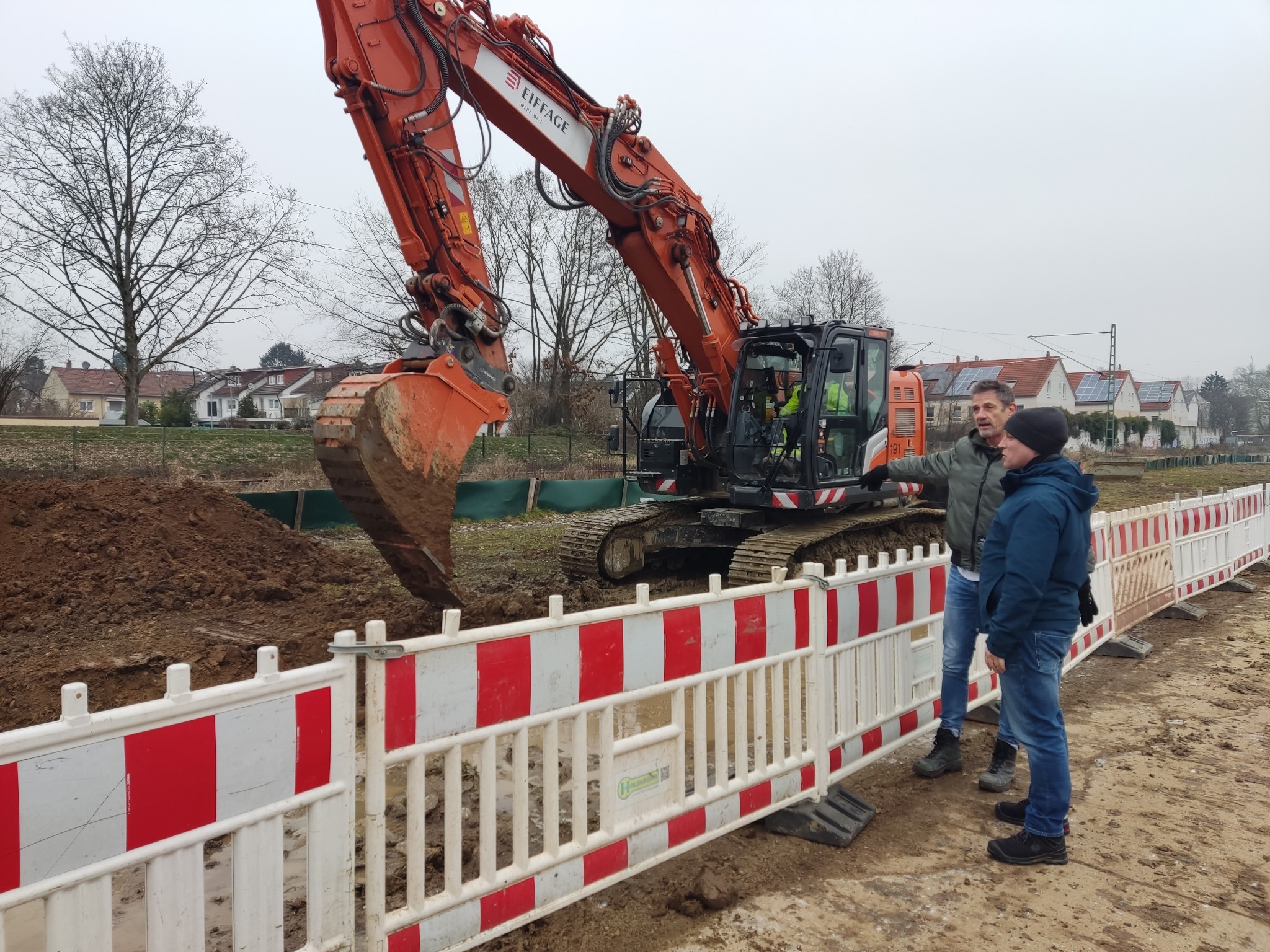 Mohr und Knittel neben Bagger.