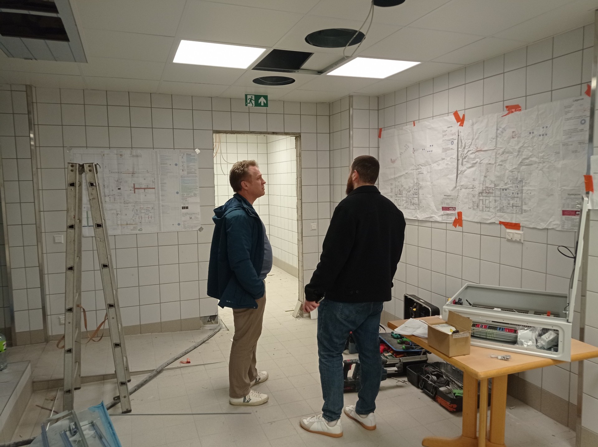 Mohr und Bilgic in der frisch gefliesten Küche.