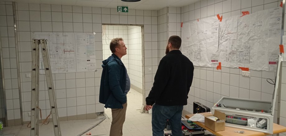 Mohr und Bilgic in der frisch gefliesten Küche.