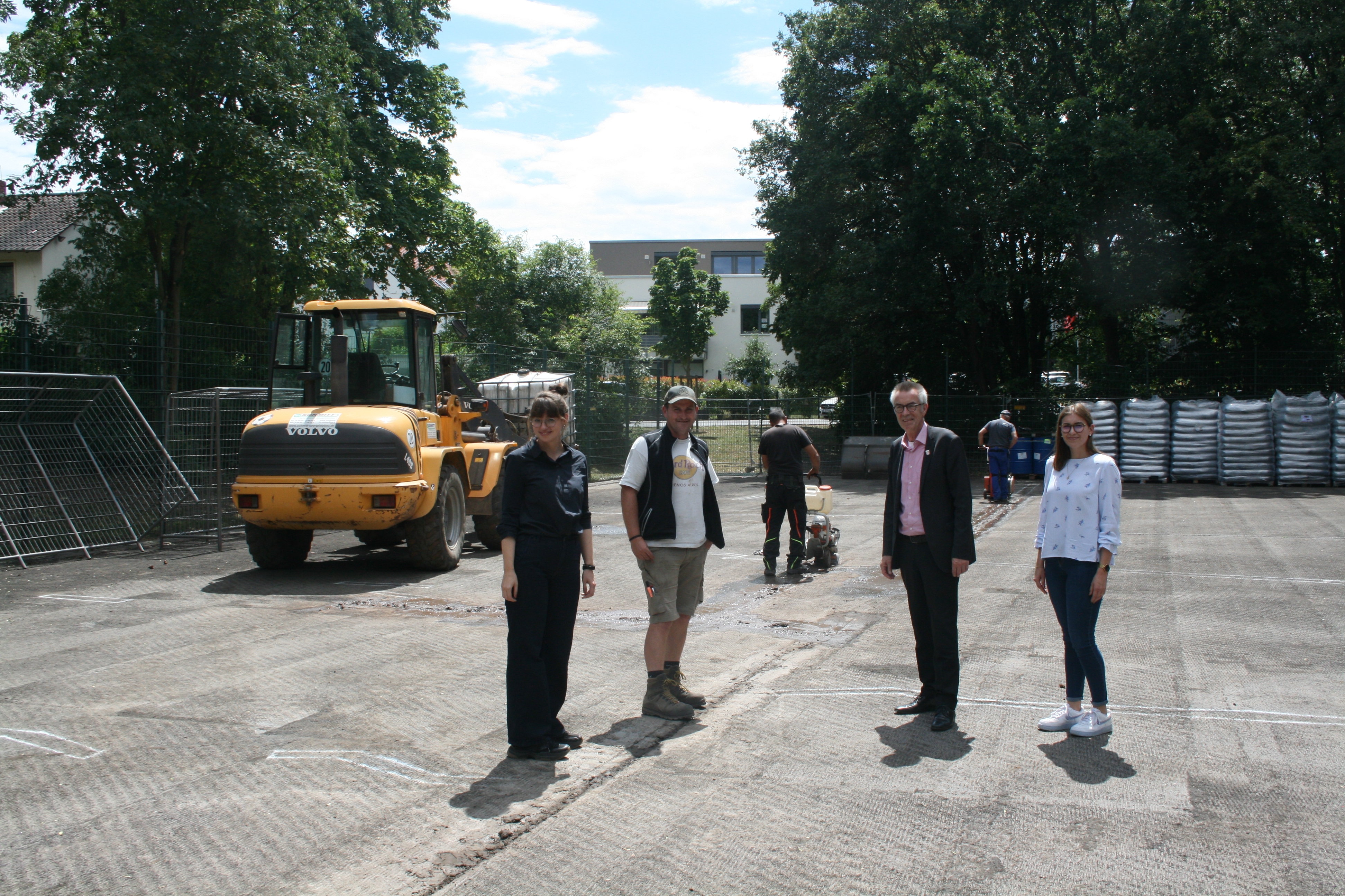 Die Begehung des Platzes im letzten Sommer. Der Belag ist schon ab.