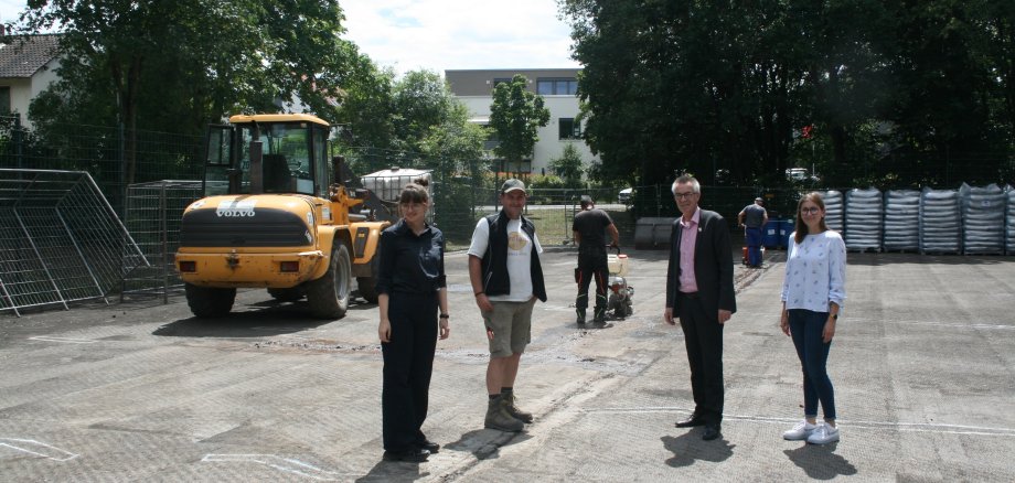 Die Begehung des Platzes im letzten Sommer. Der Belag ist schon ab.