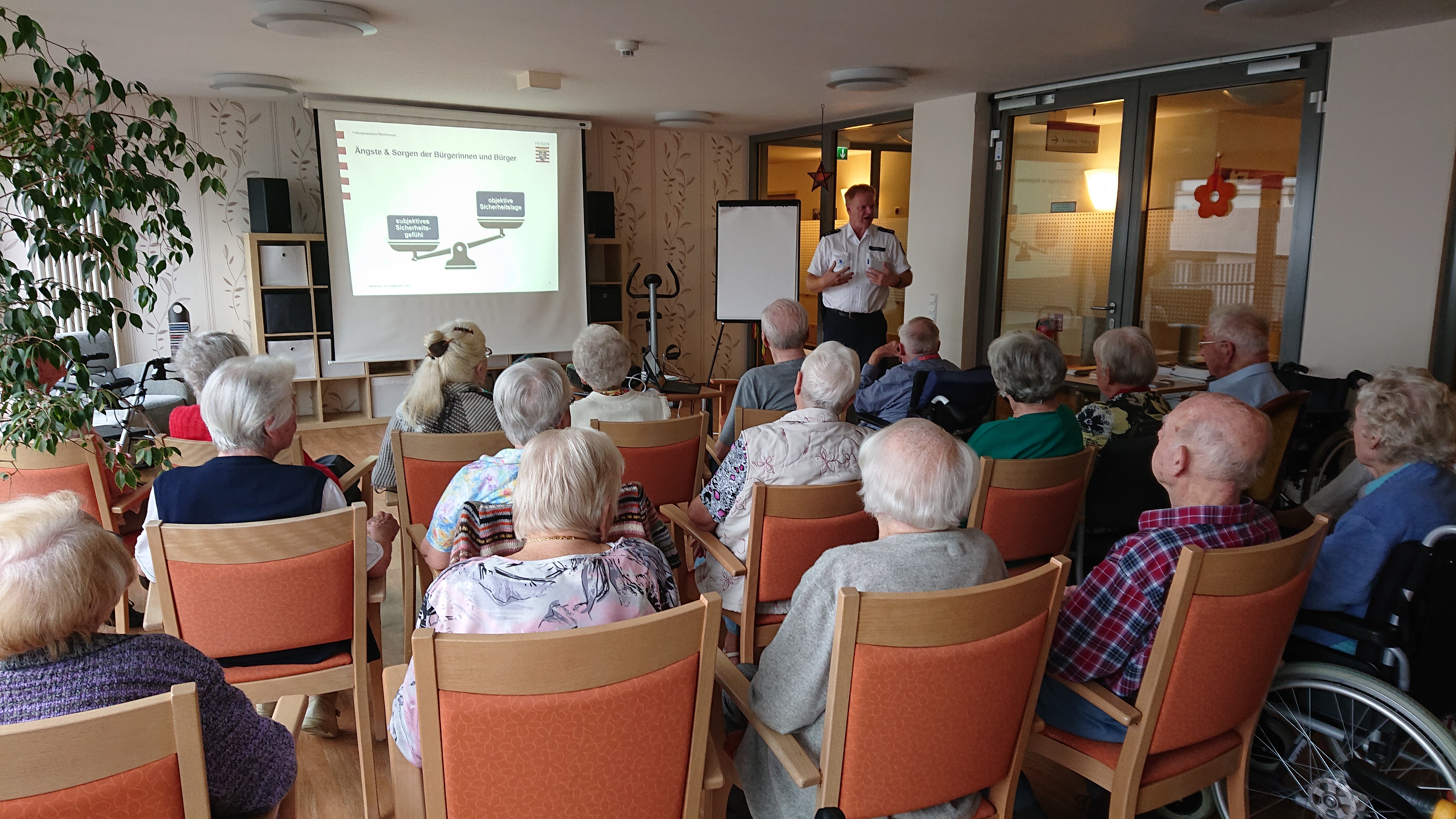 Der Kommissar referiert vor Senior/innen im Kursana.