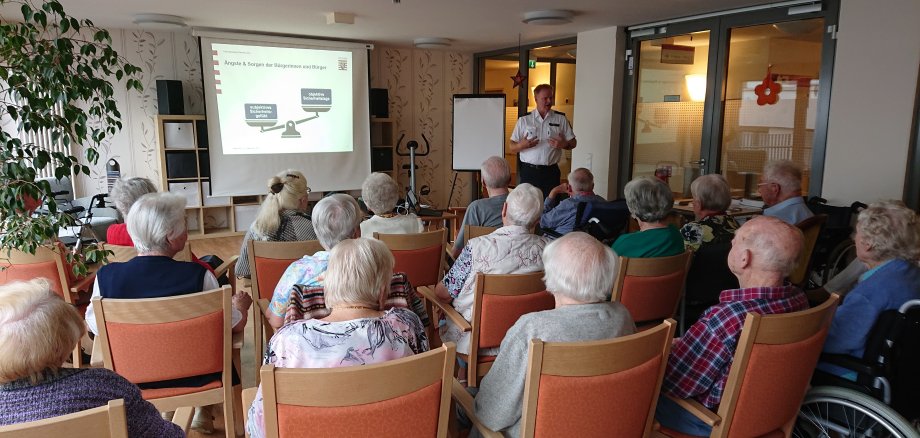 Der Kommissar referiert vor Senior/innen im Kursana.