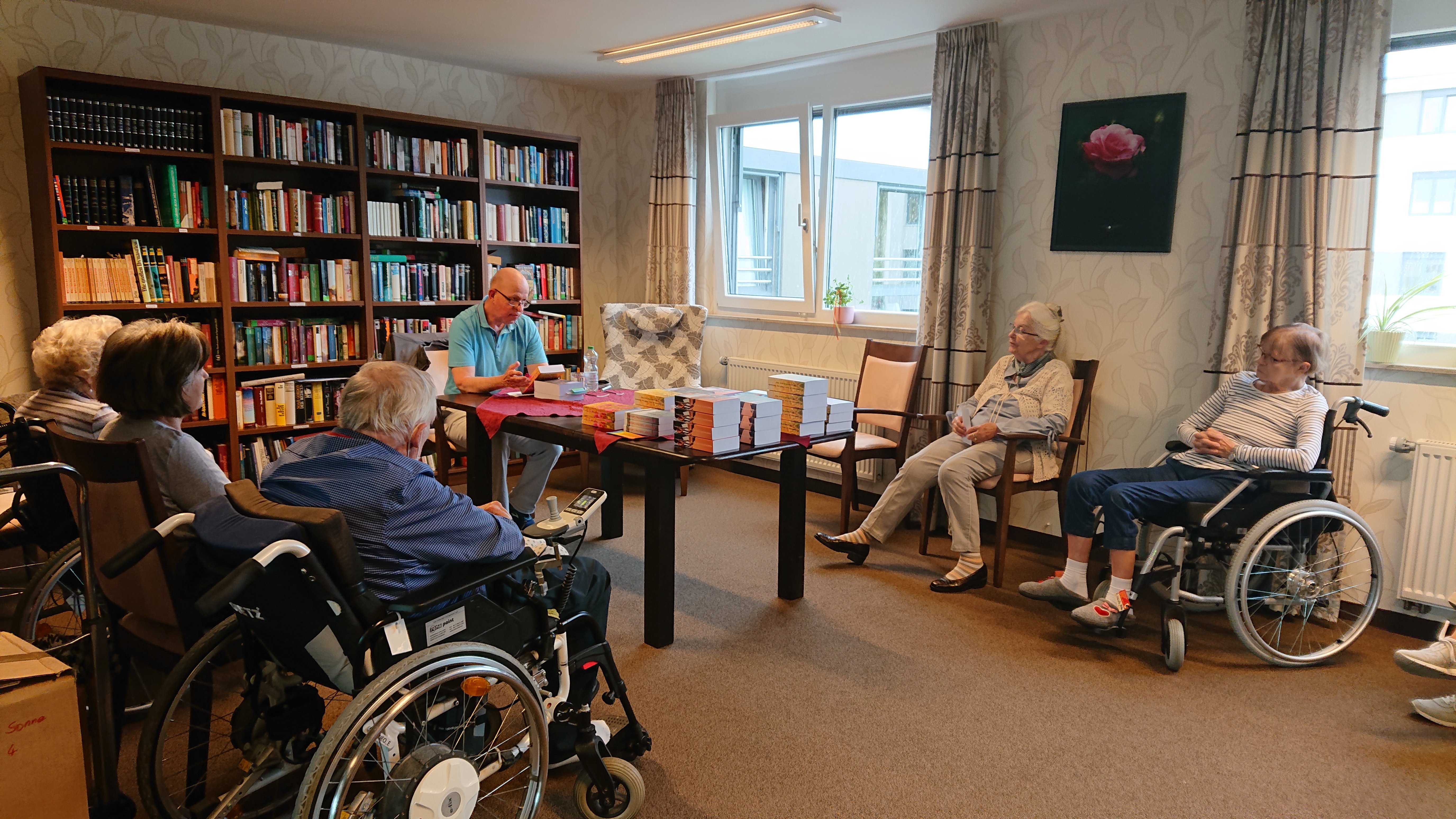 Der Autor und Zuhörer in der Bibliothek.
