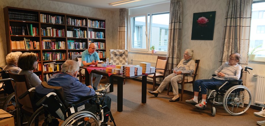 Der Autor und Zuhörer in der Bibliothek.
