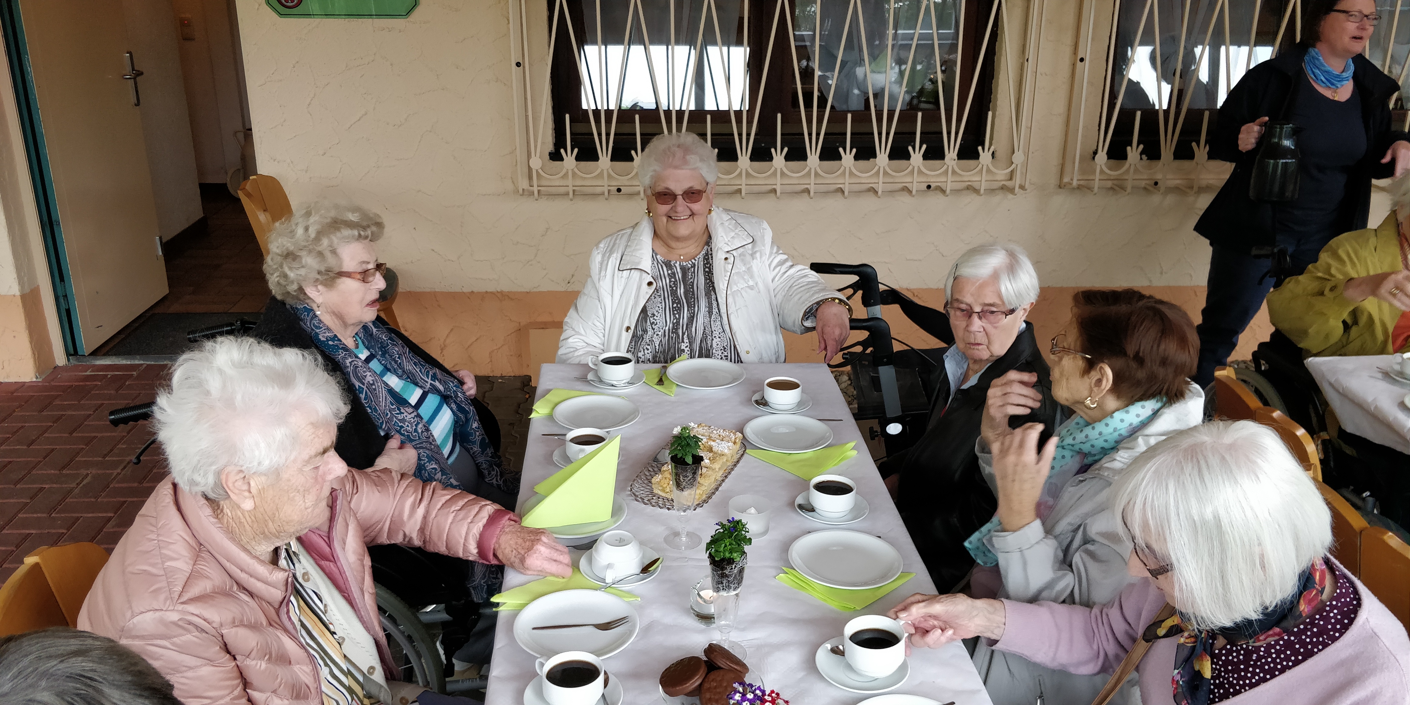 Die Senioren an der Kaffeetafel beim Kleingärtnerverein.
