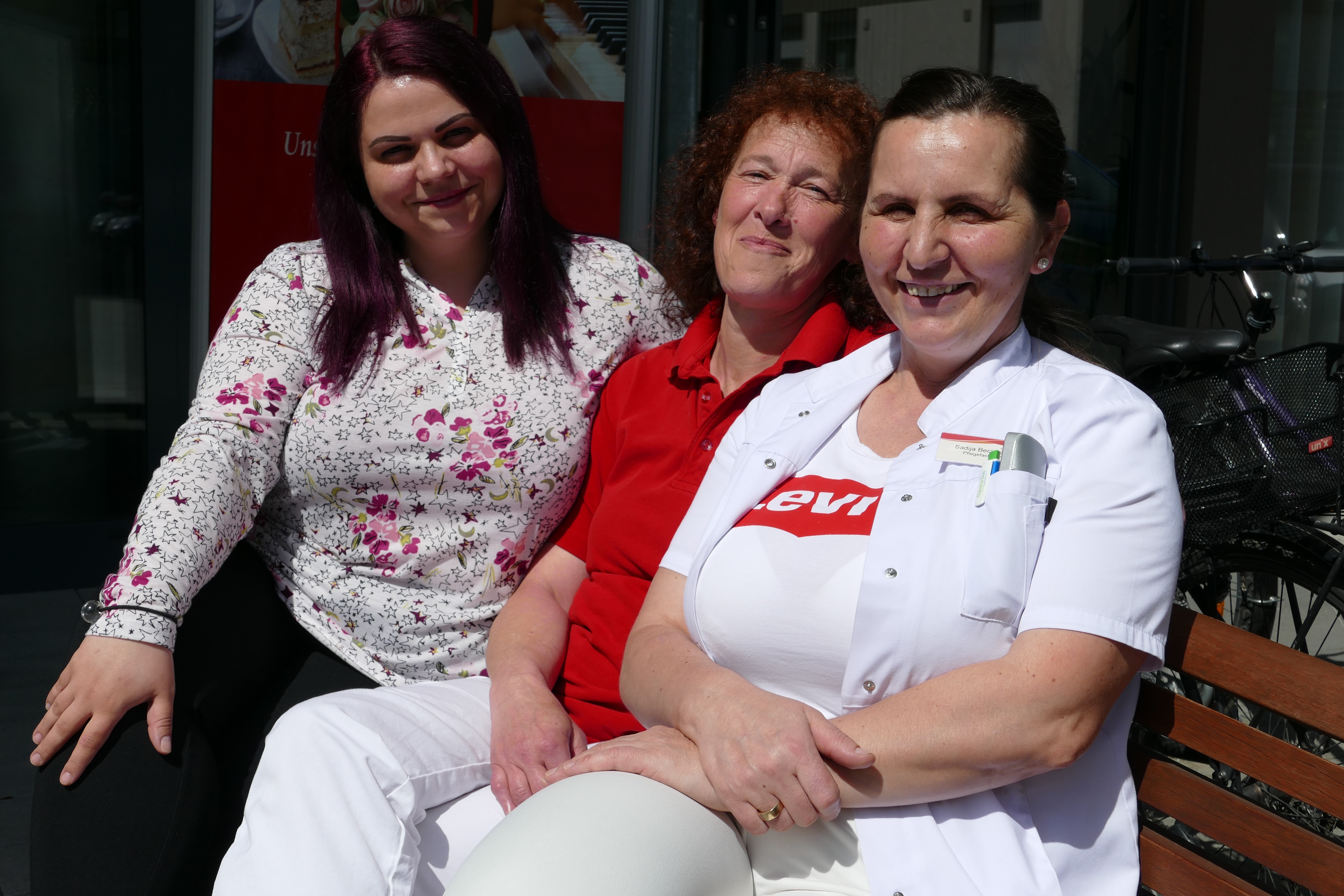 Drei Frauen lachen in die Kamera. Sie absolvierten erfolgreich ihre Ausbildung.