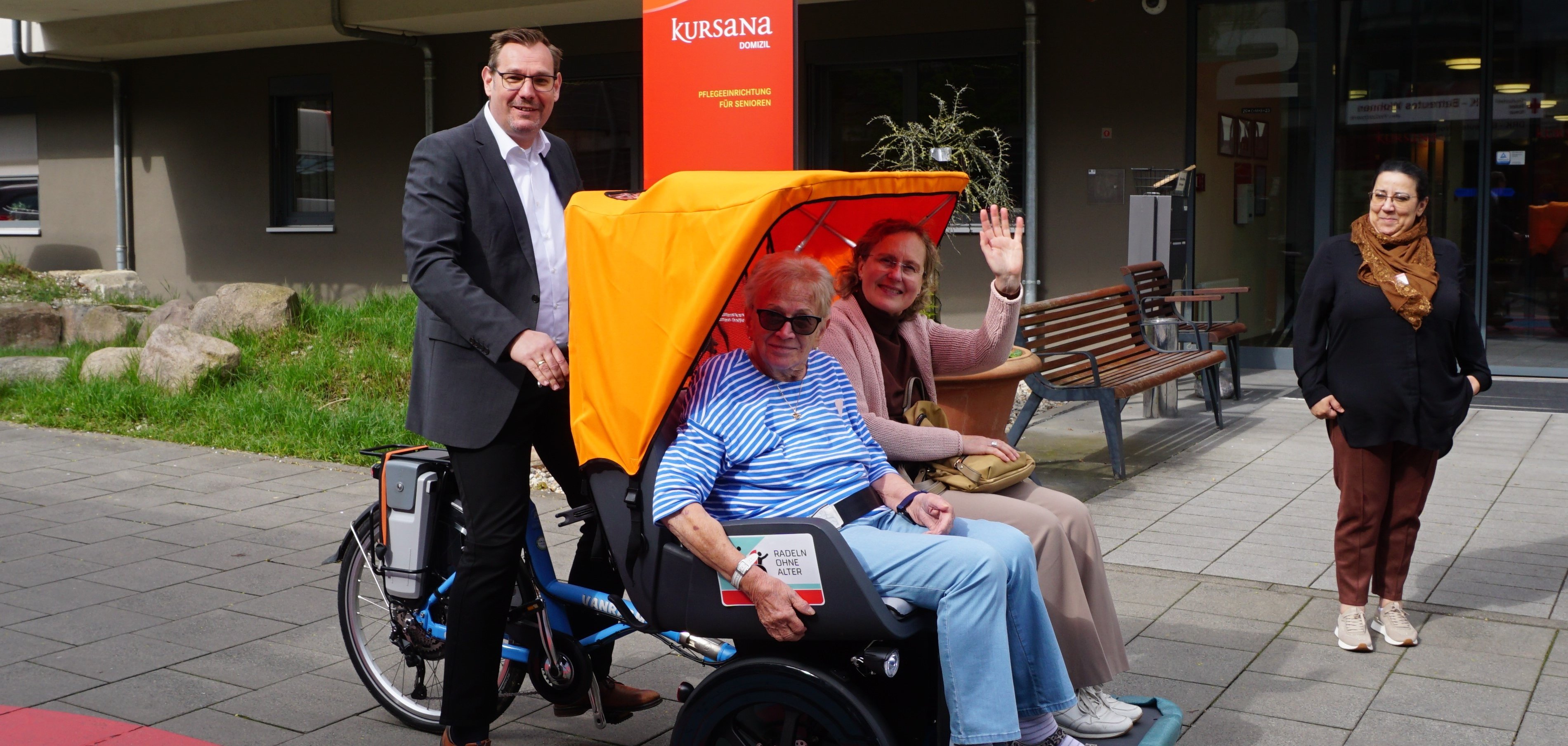 Bürgermeister Seitz fährt eine Seniorin und eine Kollegin mit der Rikscha spazieren.