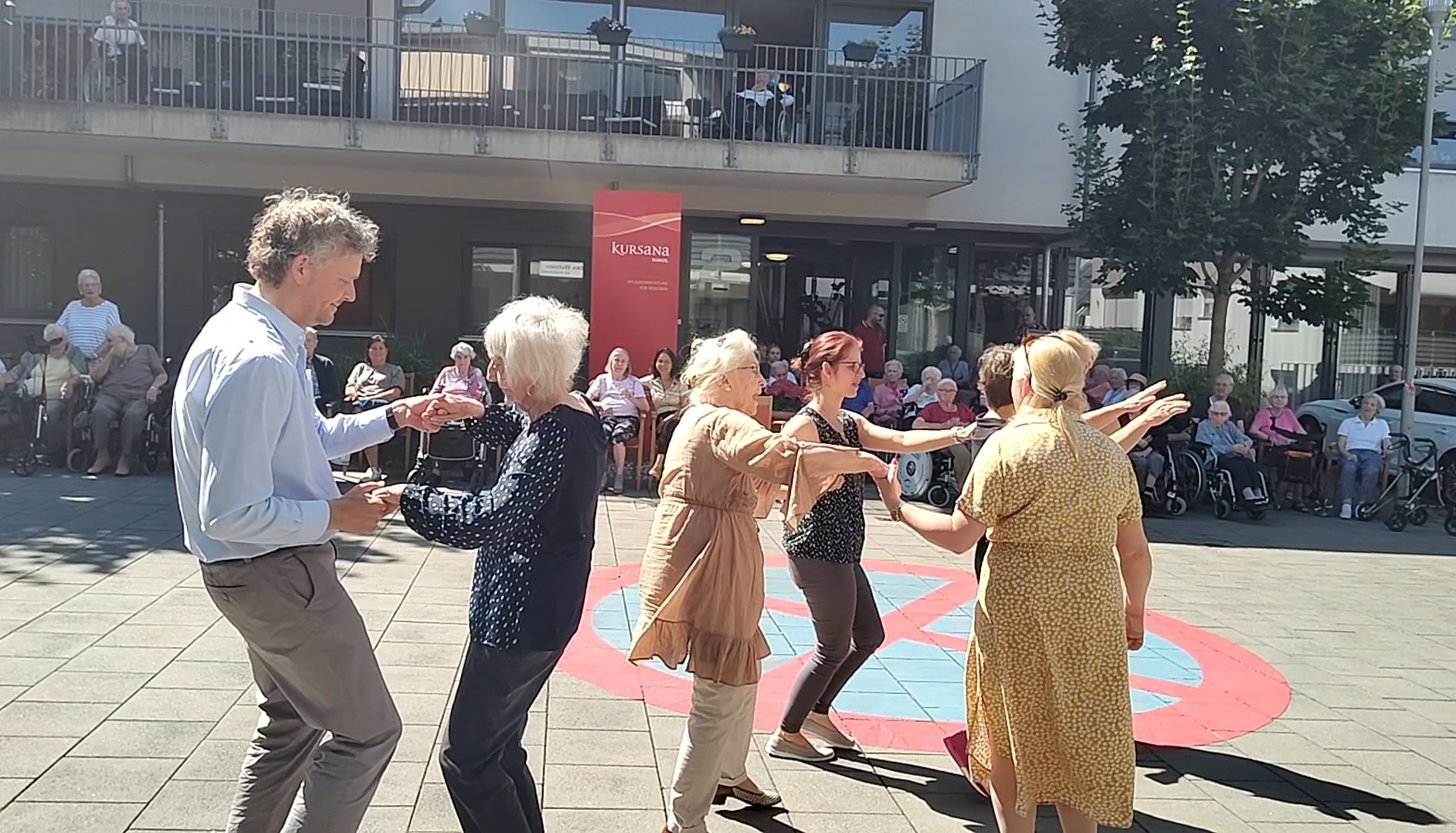 Tanzende Menschen vor dem Kursana.