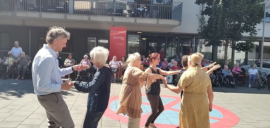 Tanzende Menschen vor dem Kursana.