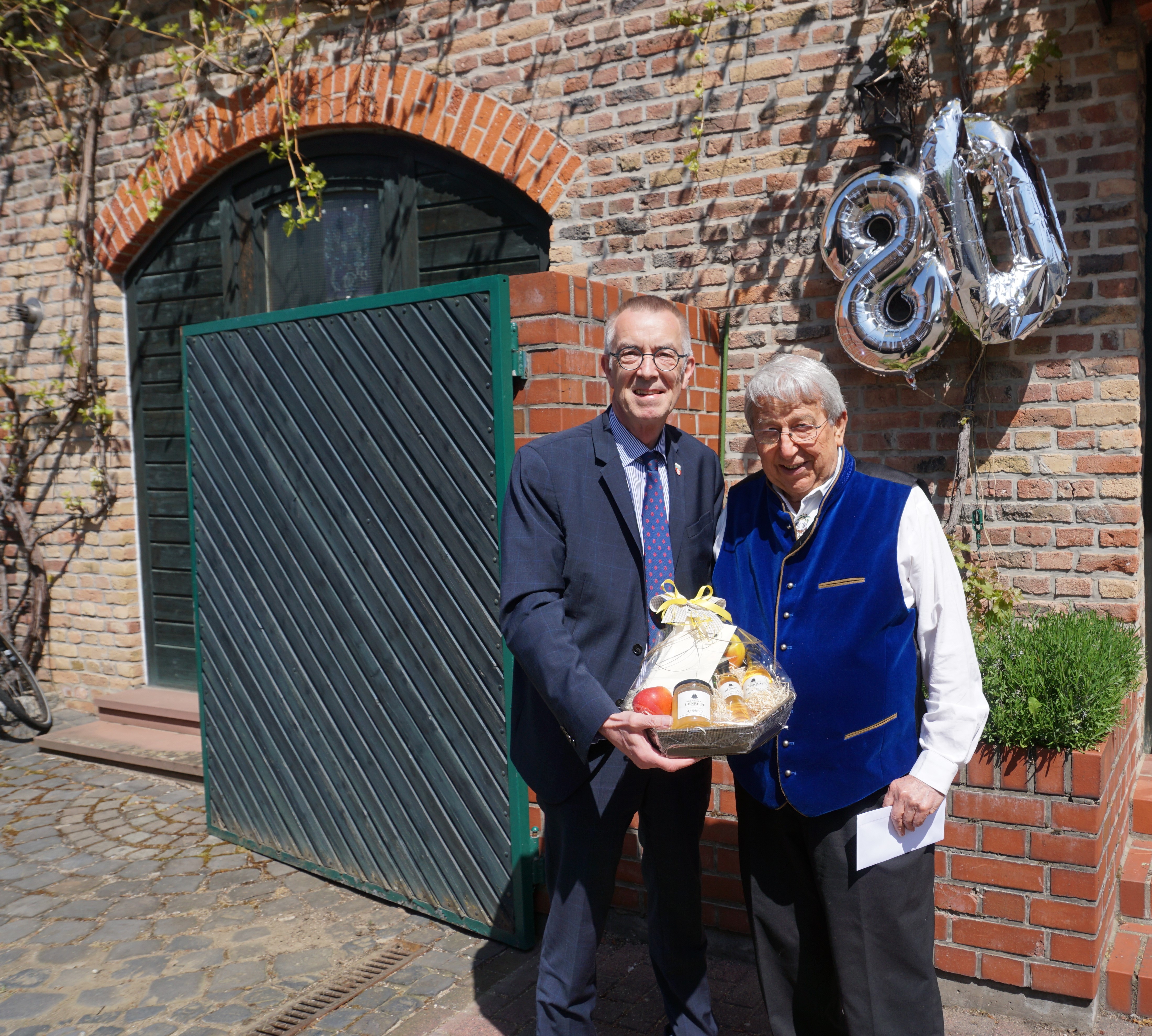 Jirasek und Mitternacht vor der Alten Hofreite.