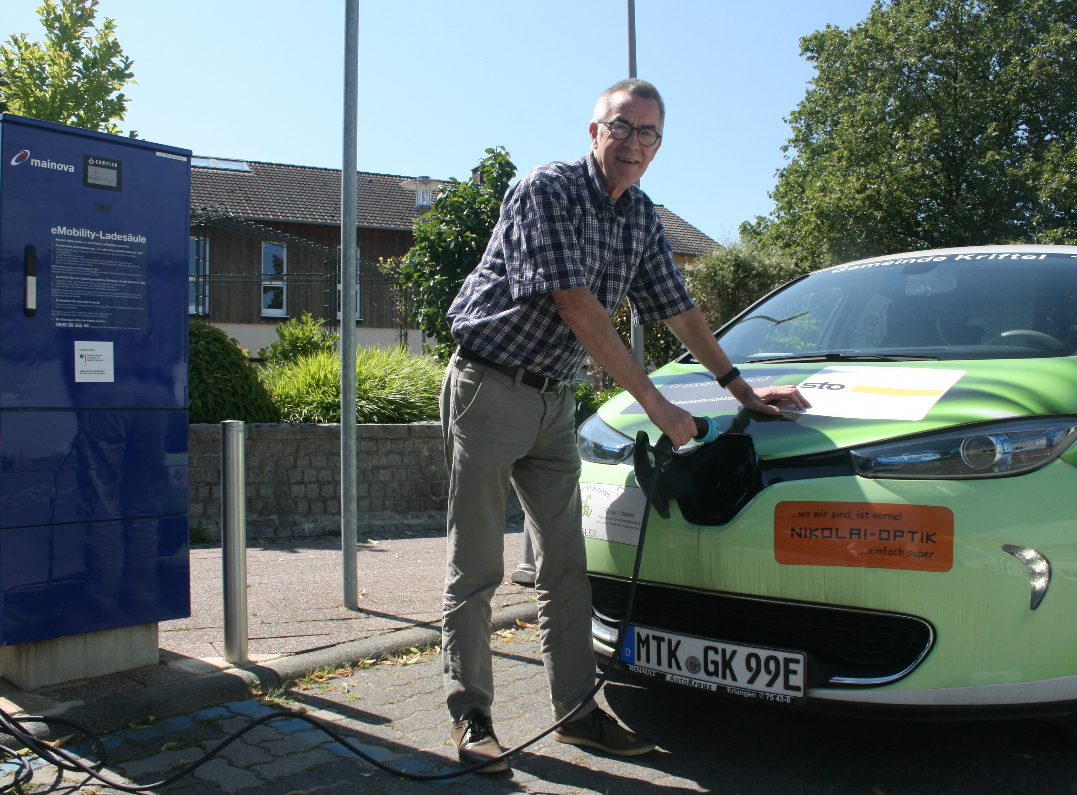 Franz Jirasek betankt ein Elektrofahrzeug der Gemeinde.