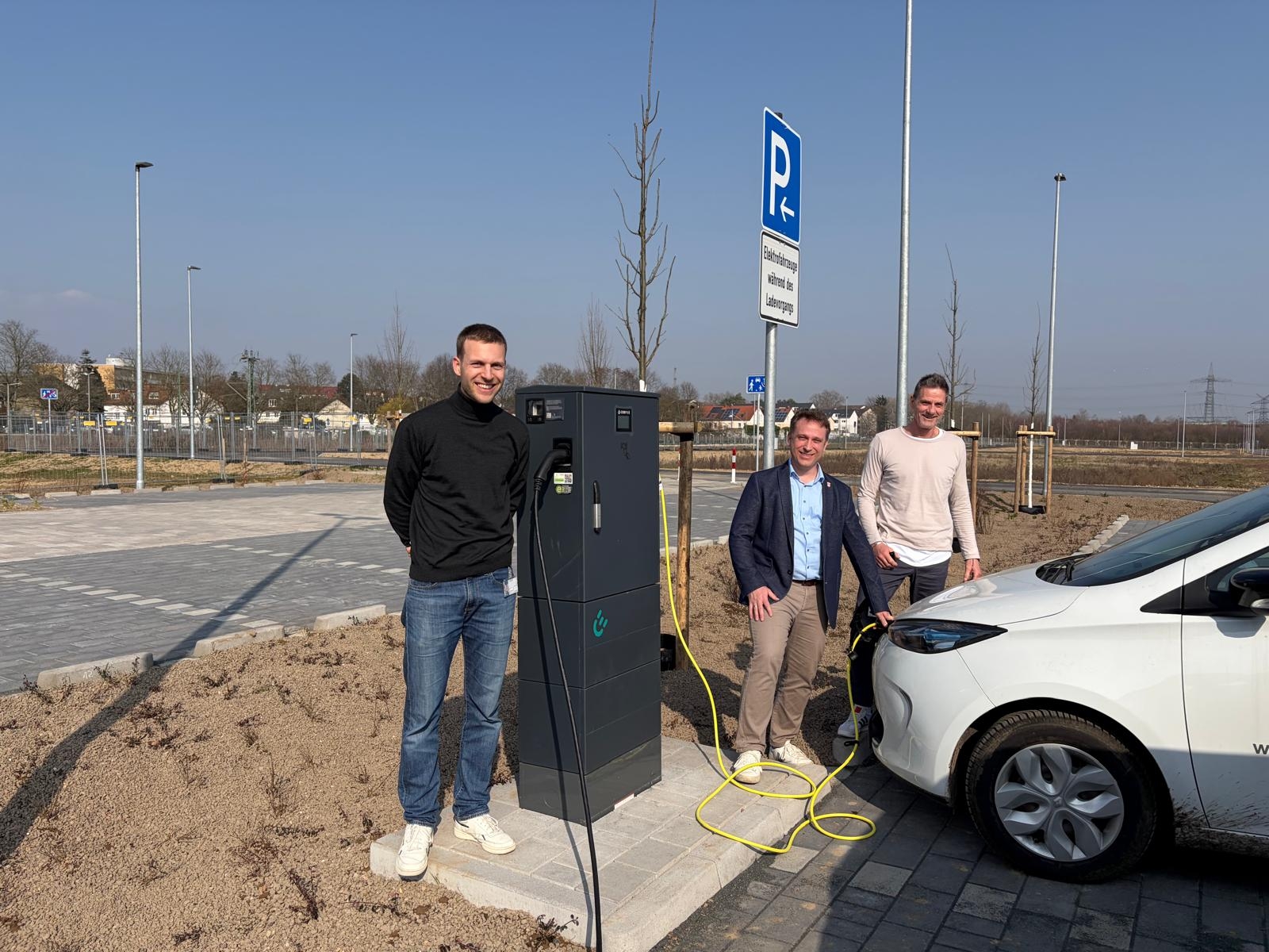Martin Mohr mit Auto an einer neuen Ladesäule.