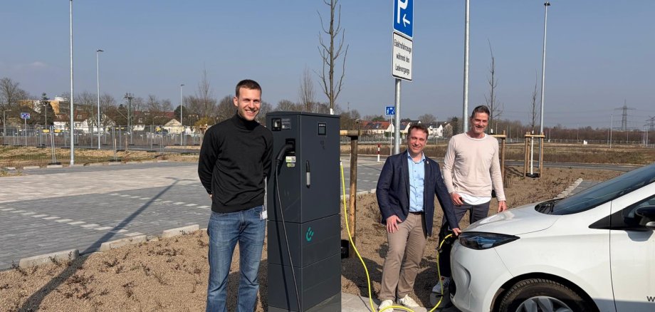 Martin Mohr mit Auto an einer neuen Ladesäule.