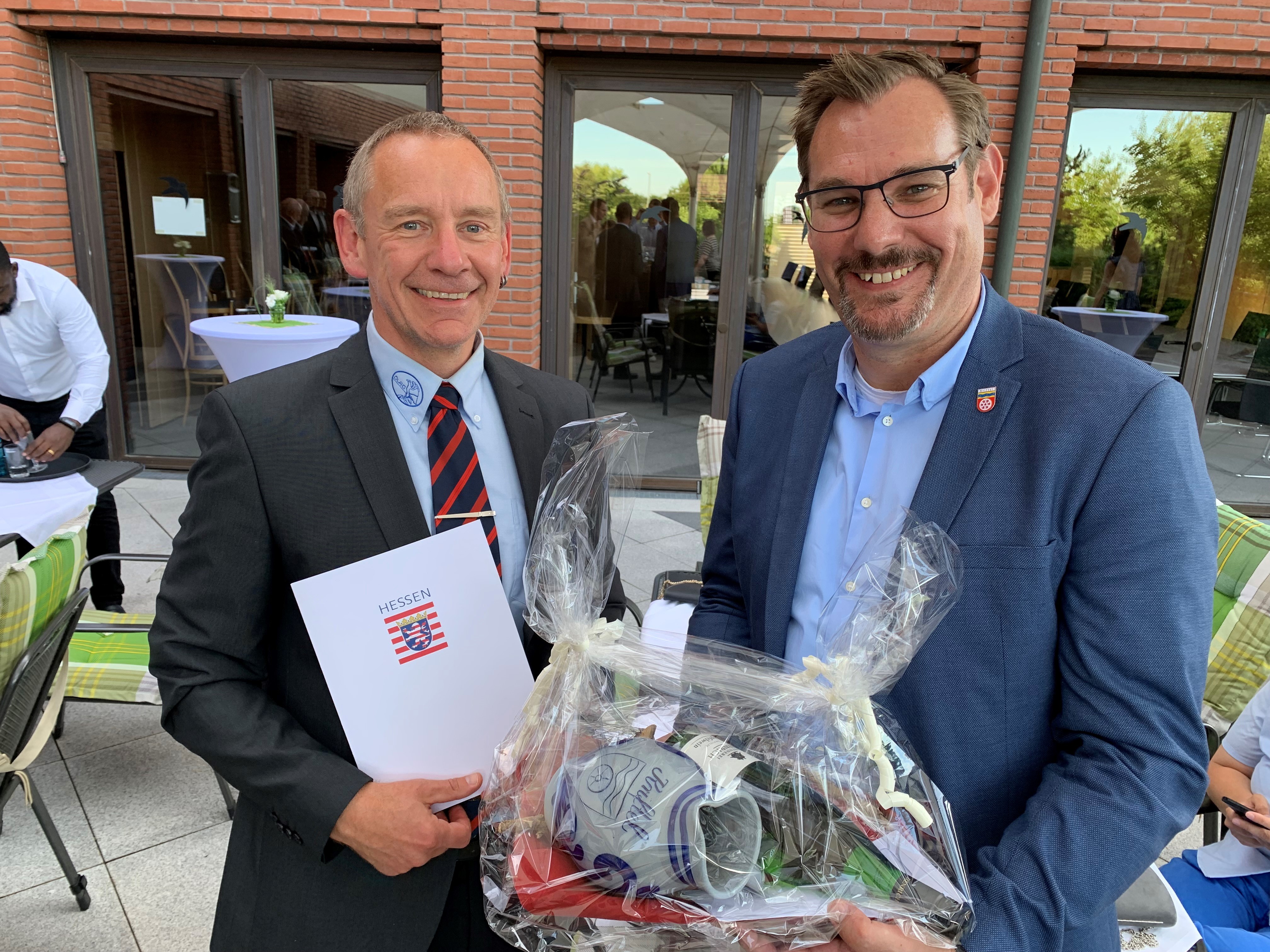 Bräuning mit Seitz und Geschenk auf der Terrasse des Landratsamtes.