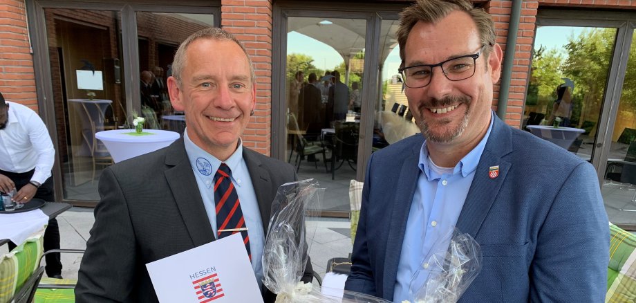 Bräuning mit Seitz und Geschenk auf der Terrasse des Landratsamtes.