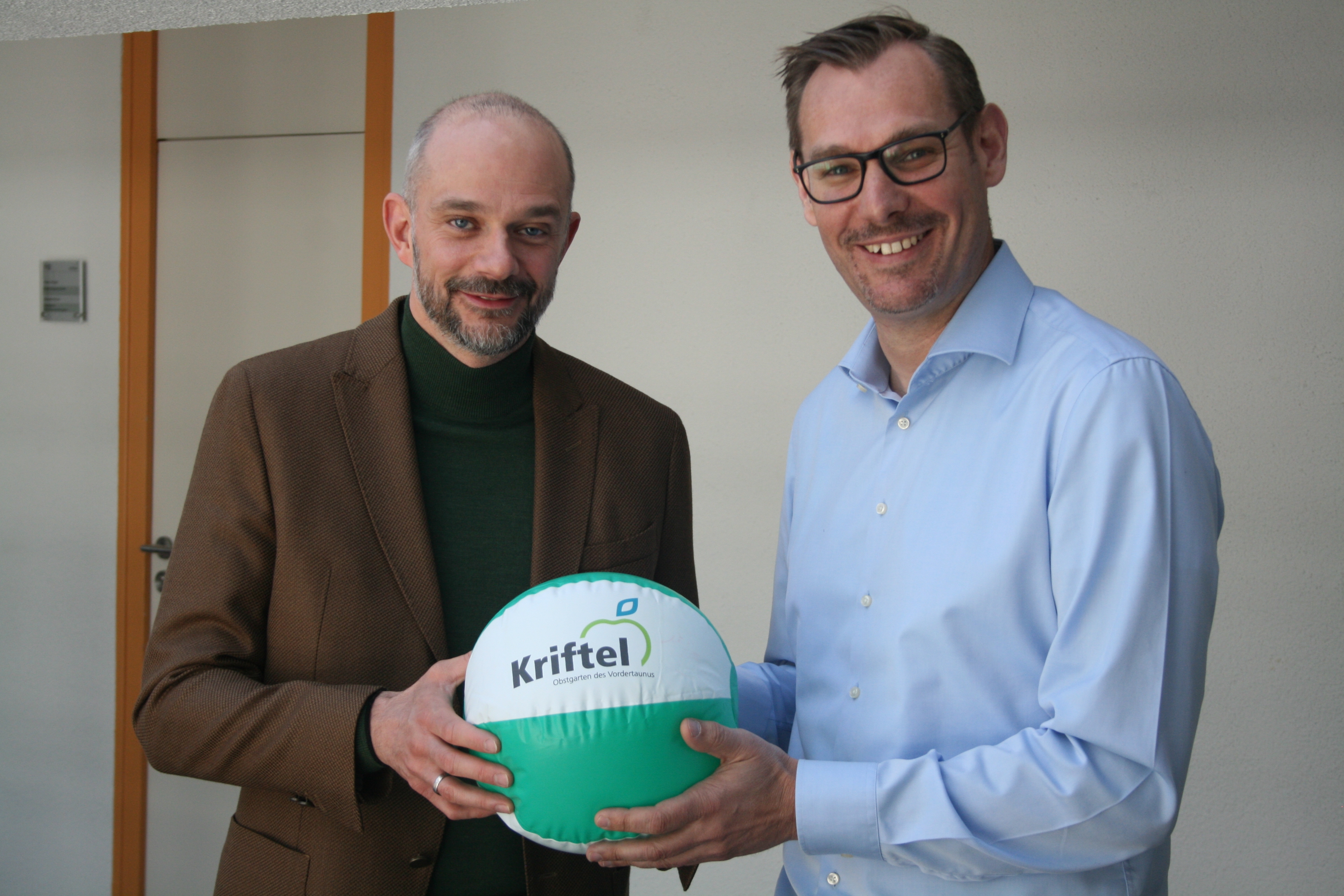 Sport-Coach Michael Buch und Bürgermeister Seitz halten einen Ball.