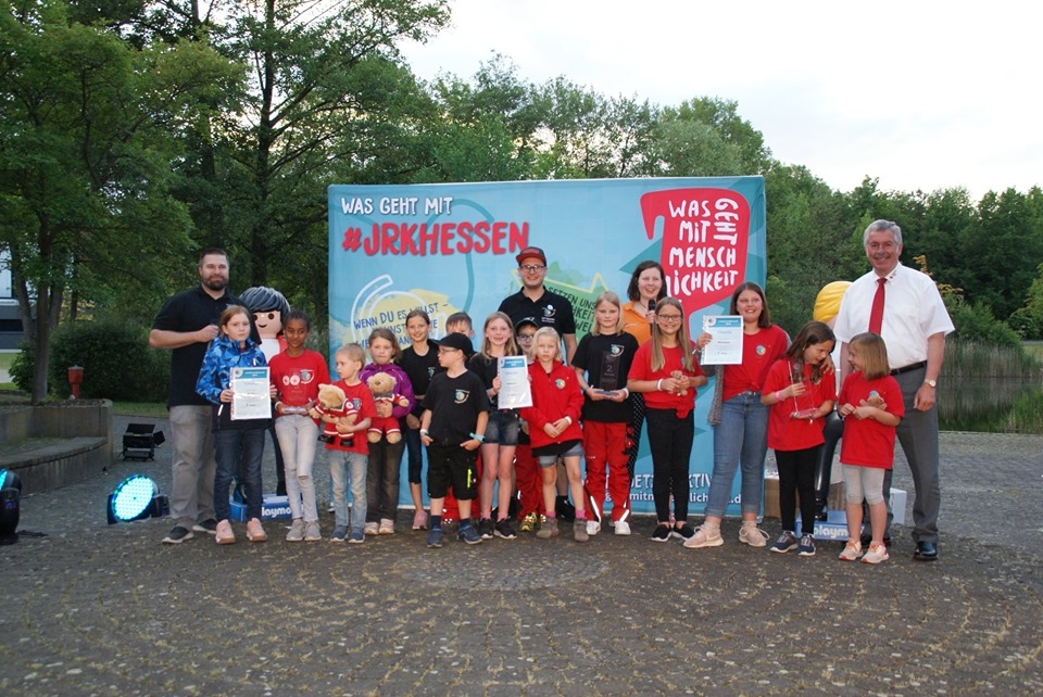 Die JRK-Bambinis mit Urkunden.