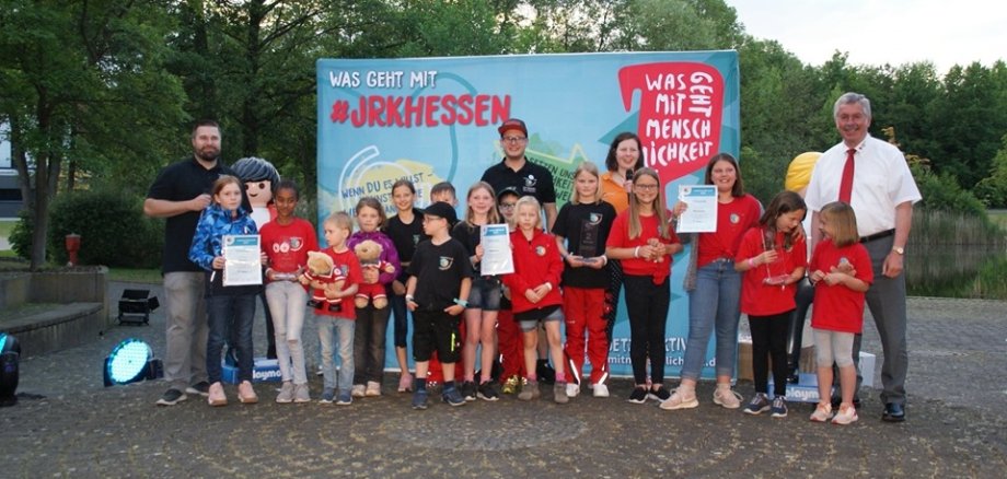 Die JRK-Bambinis mit Urkunden.