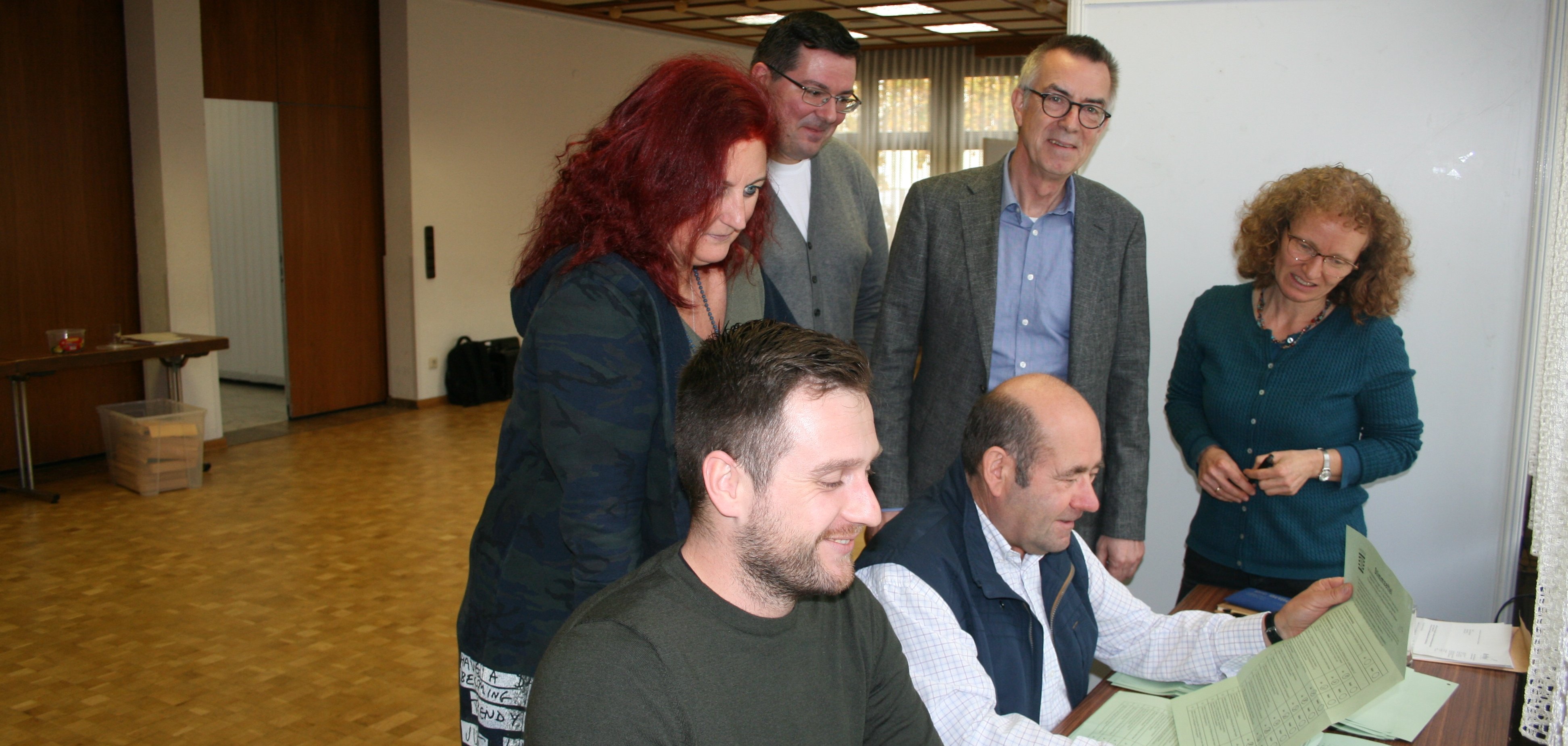 Im Rat- und Bürgerhaus wurde montags die Volksabstimmung ausgezählt.