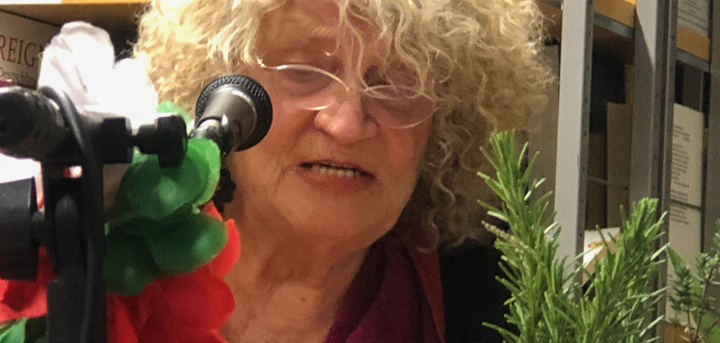 Roswithe Iasevoli am Mikrofon in der Bücherei.