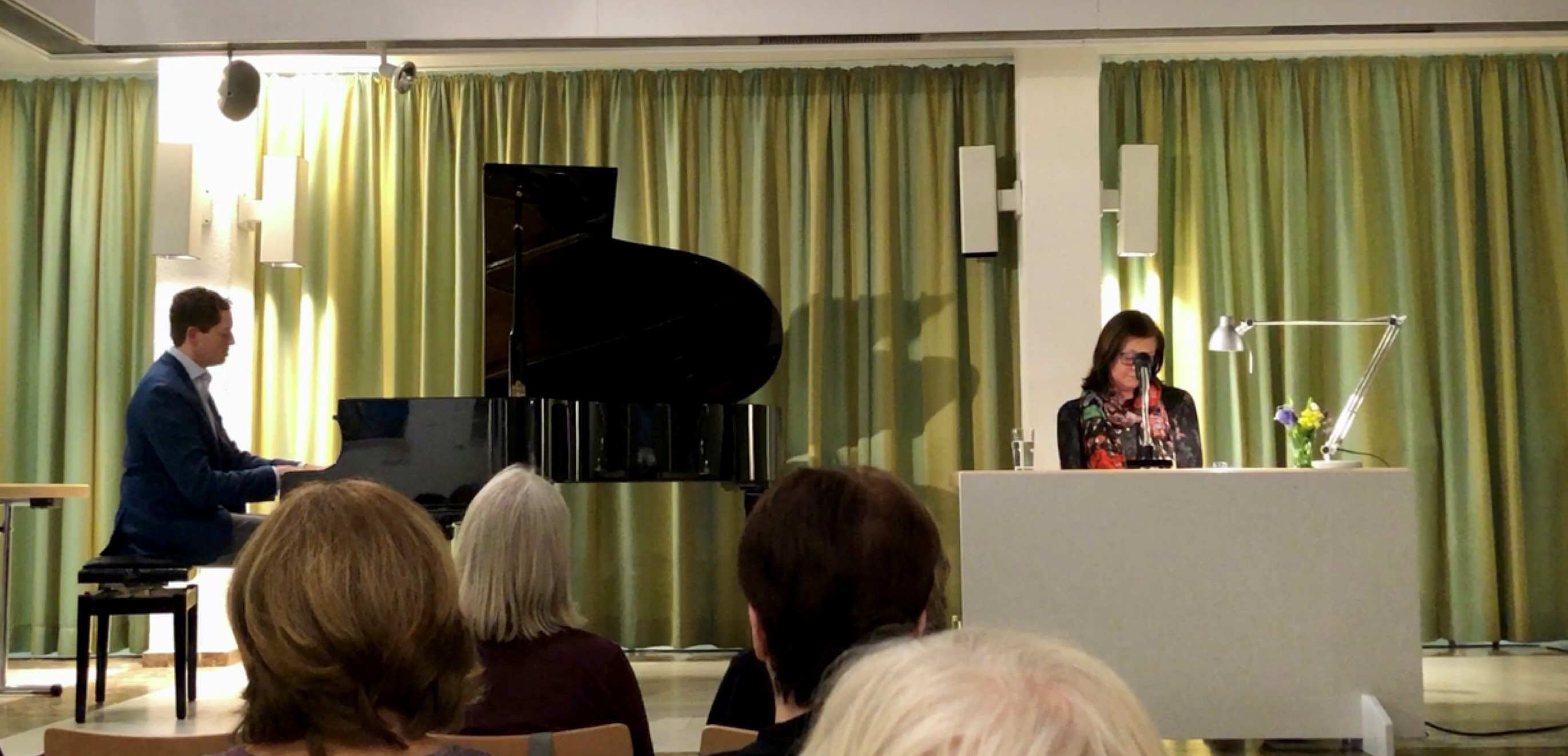 Die Autorin und der Pianist im Rathaus-Foyer.
