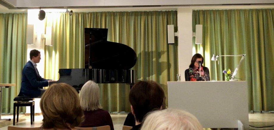 Die Autorin und der Pianist im Rathaus-Foyer.
