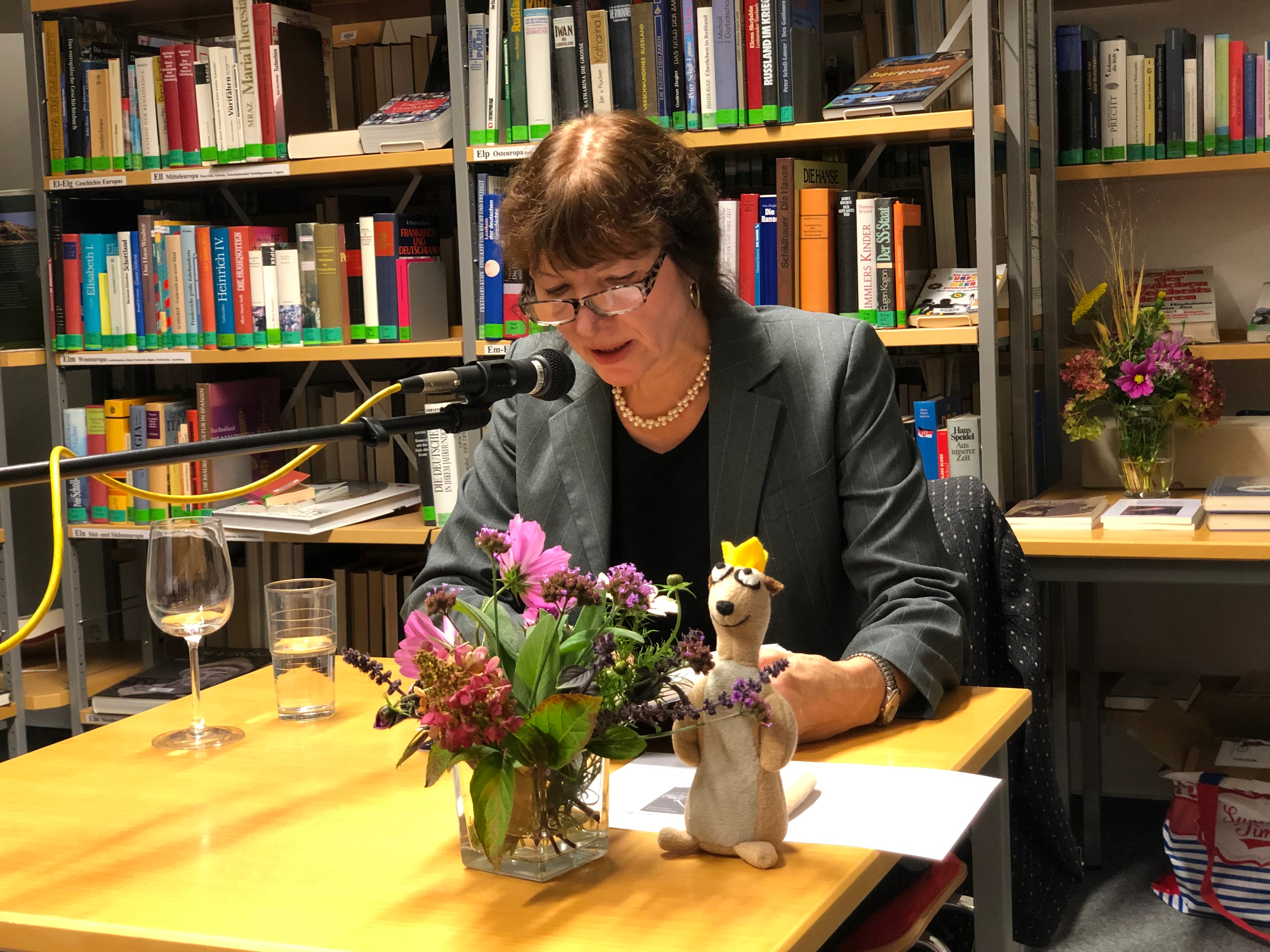 Die Autorin Irmgard Maria Ostermann bei der Lesung.