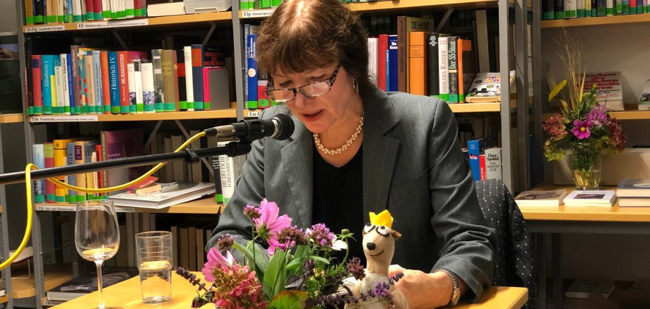 Die Autorin Irmgard Maria Ostermann bei der Lesung.
