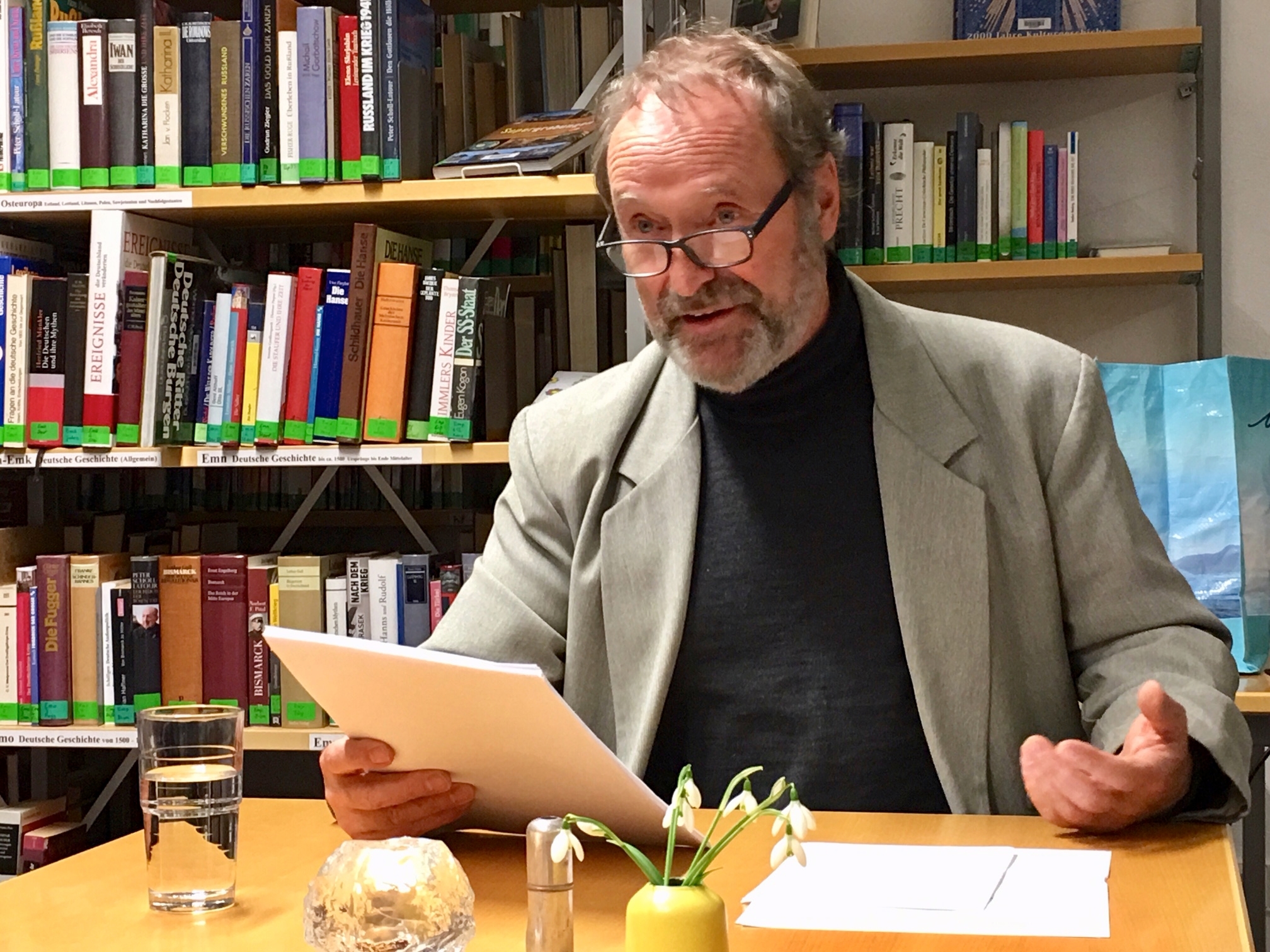 Paul Pfeffer liest in der Gemeindebücherei.