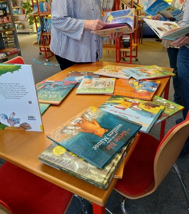 Ein vollbelegter Büchertisch.