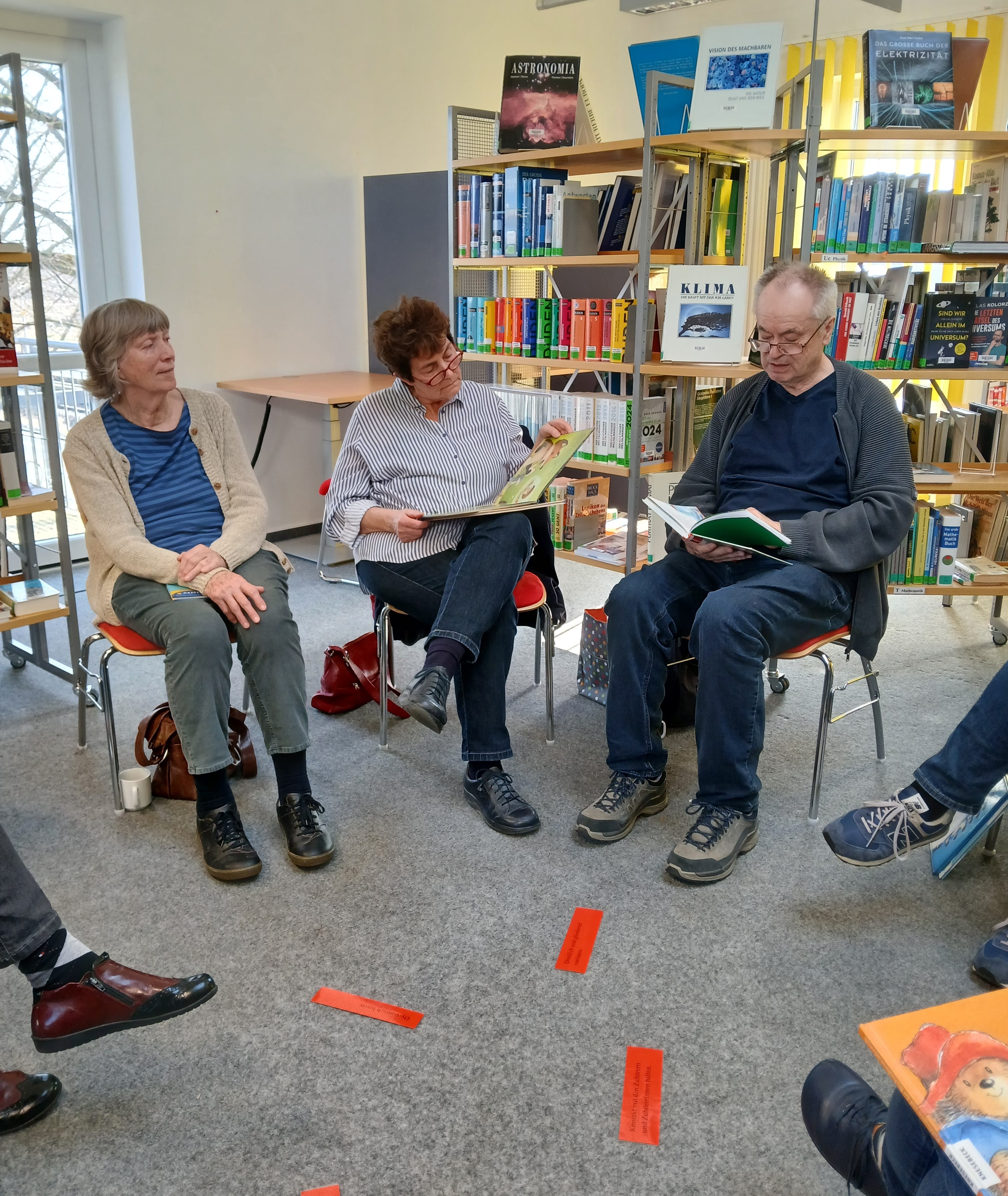 Teilnehmer blättern in Büchern.